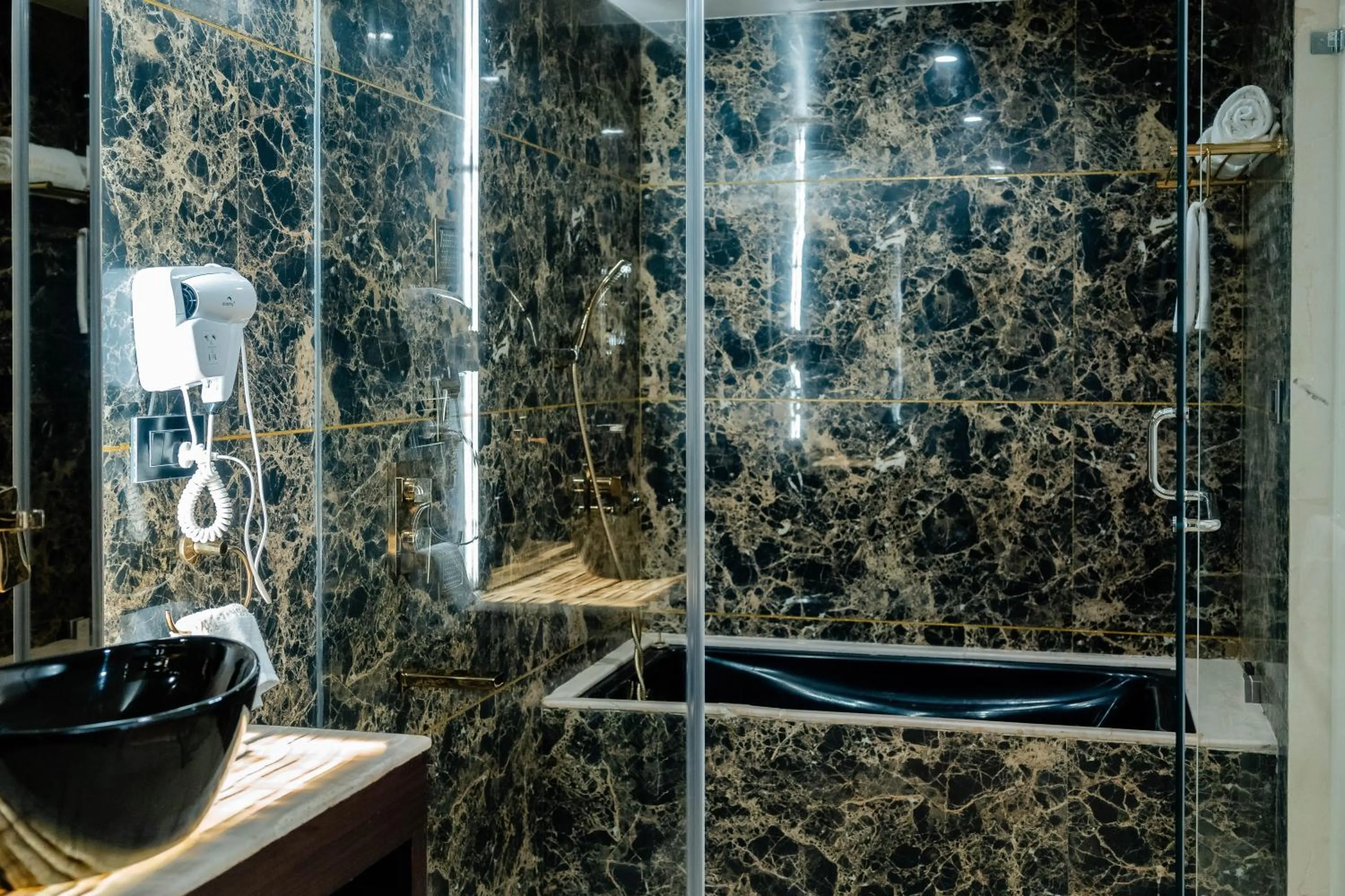 Bath in Divan Clarks Inn Goa