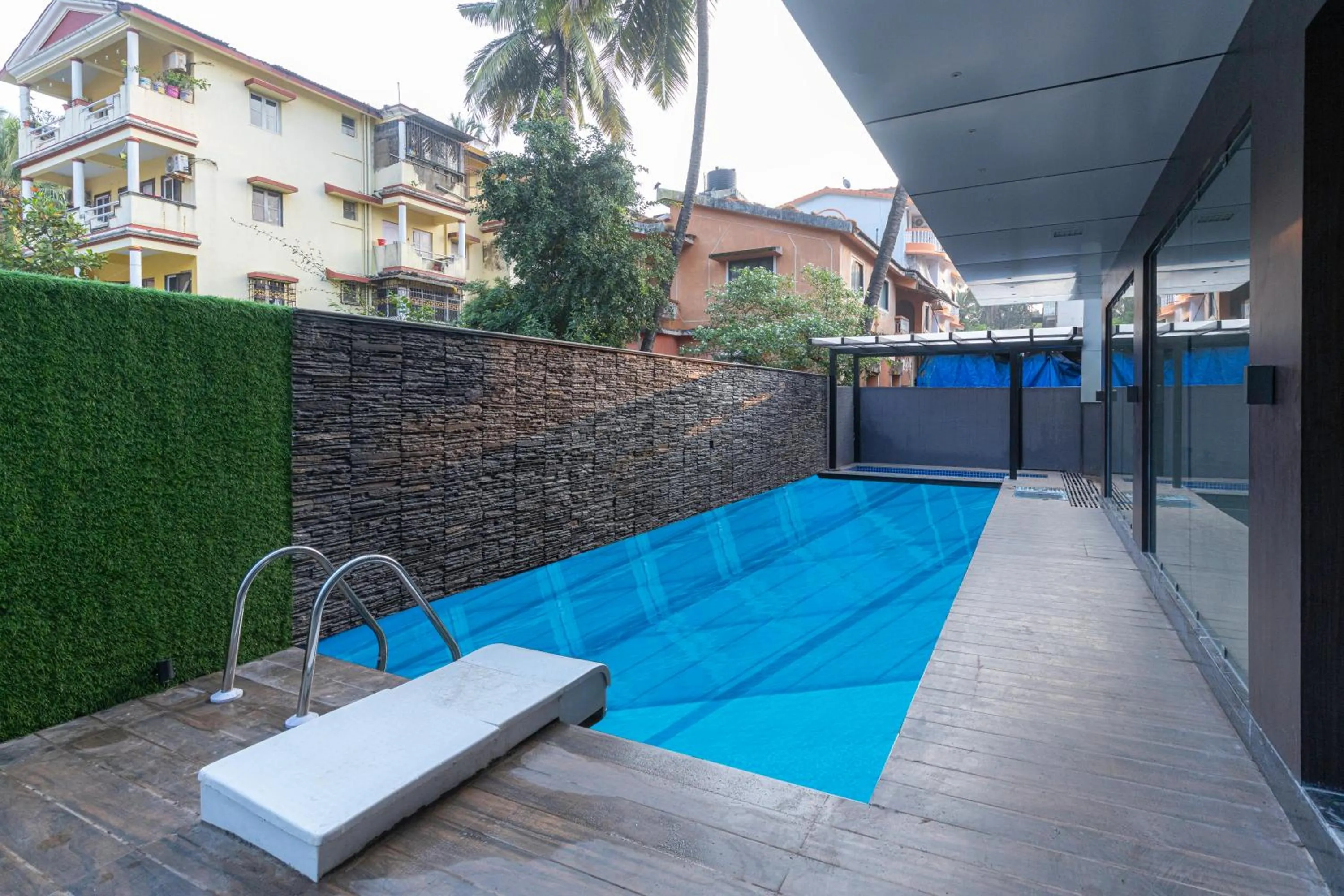 Swimming pool in Divan Clarks Inn Goa