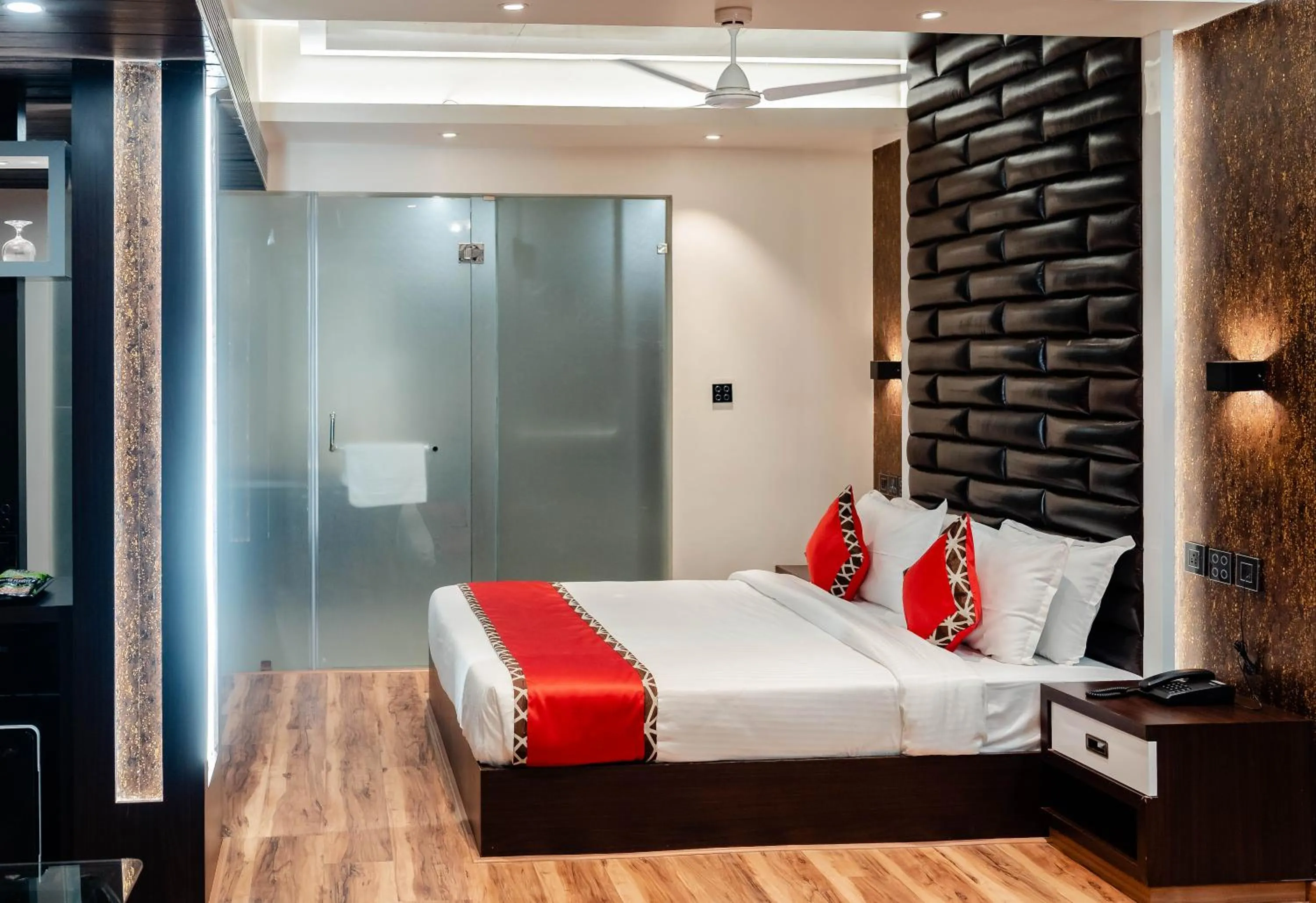 Bed in Divan Clarks Inn Goa