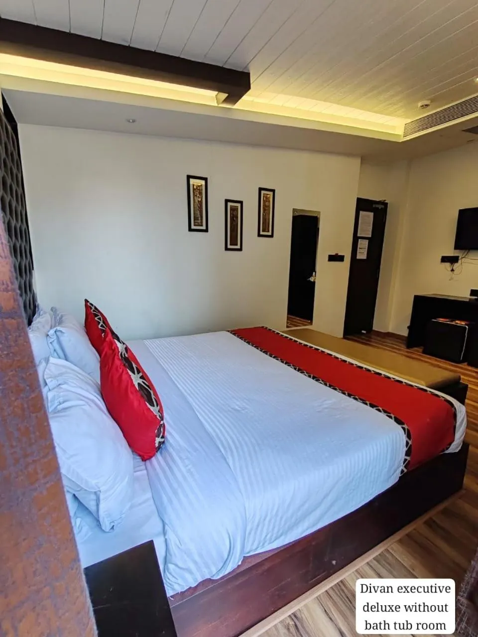 Bed in Divan Clarks Inn Goa