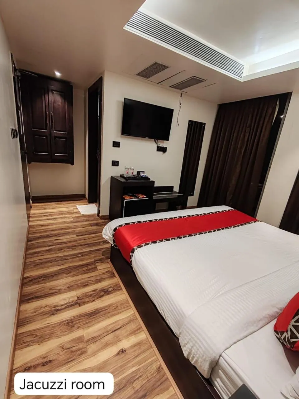 Bed in Divan Clarks Inn Goa