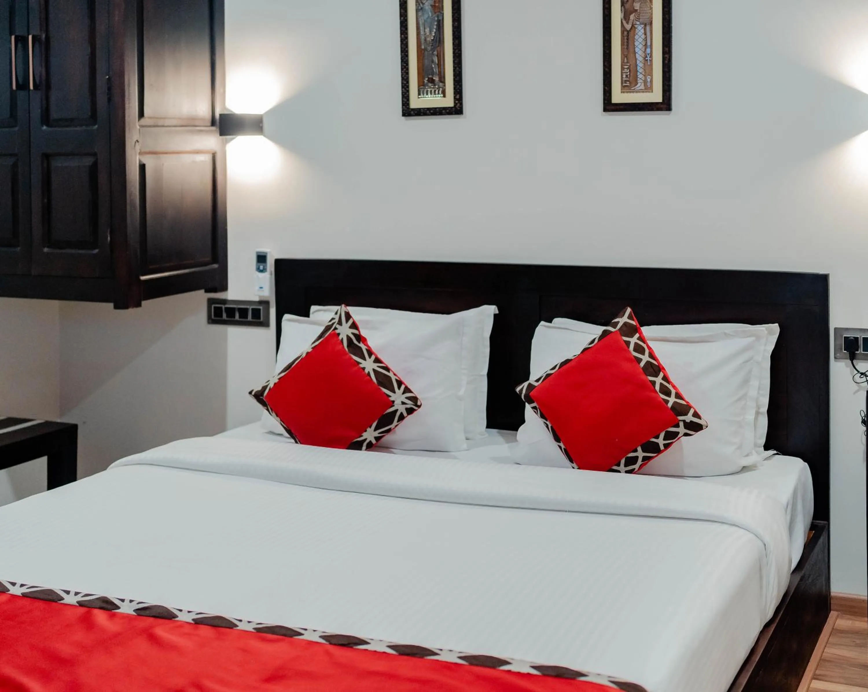 Bed in Divan Clarks Inn Goa