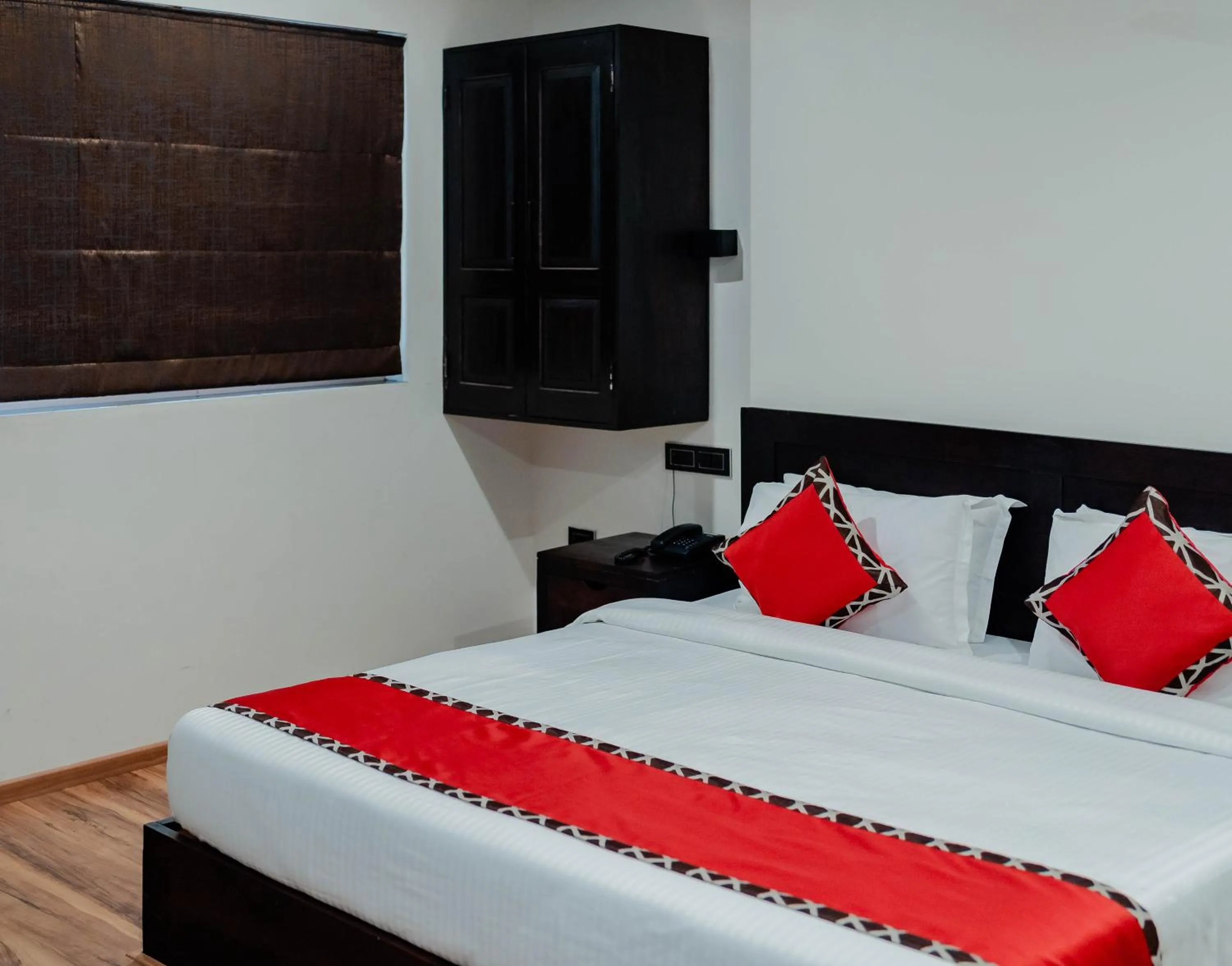 Bed in Divan Clarks Inn Goa