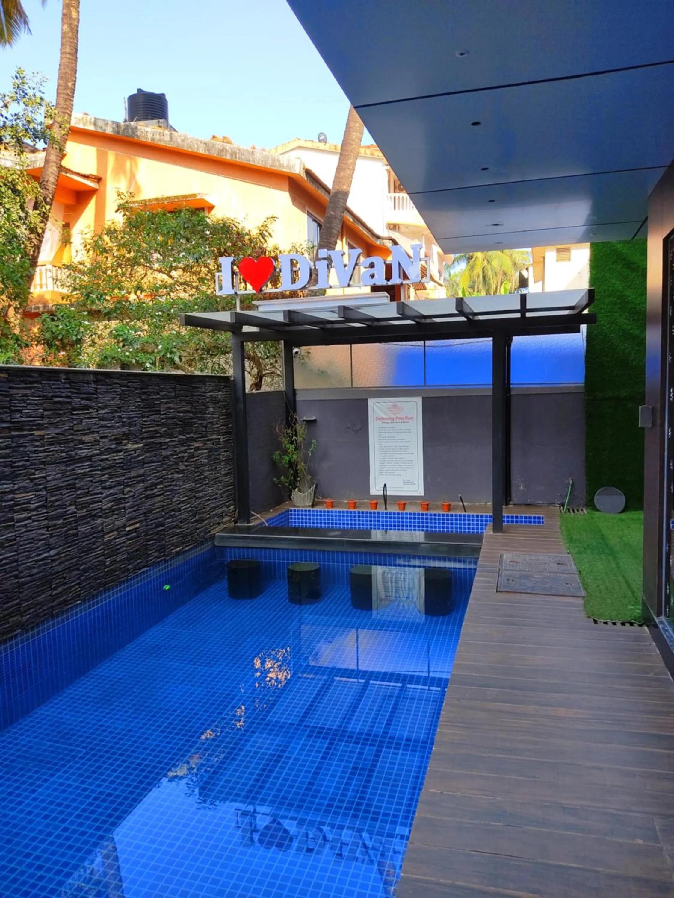 Swimming pool in Divan Clarks Inn Goa