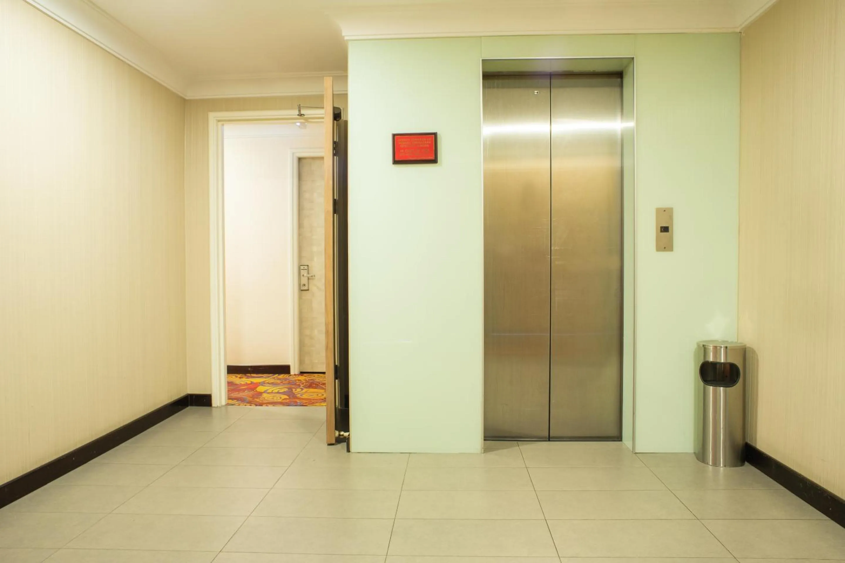 elevator in Capital O 90083 Riverfront Inn