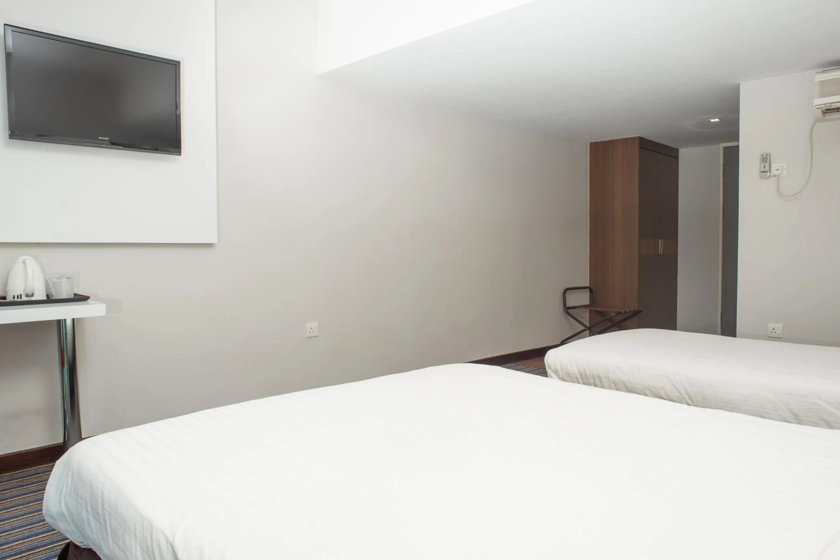 Bedroom in Capital O 90083 Riverfront Inn