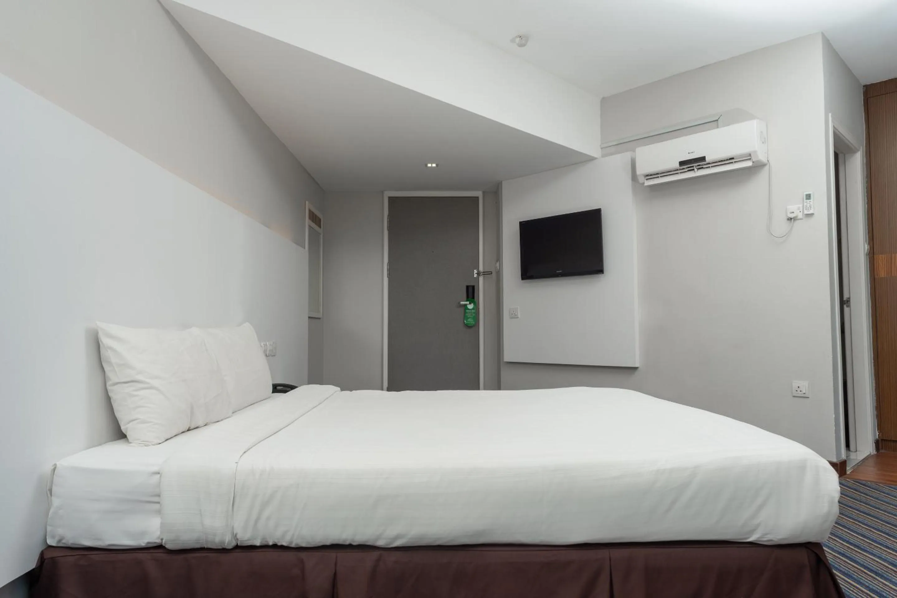 Bedroom in Capital O 90083 Riverfront Inn