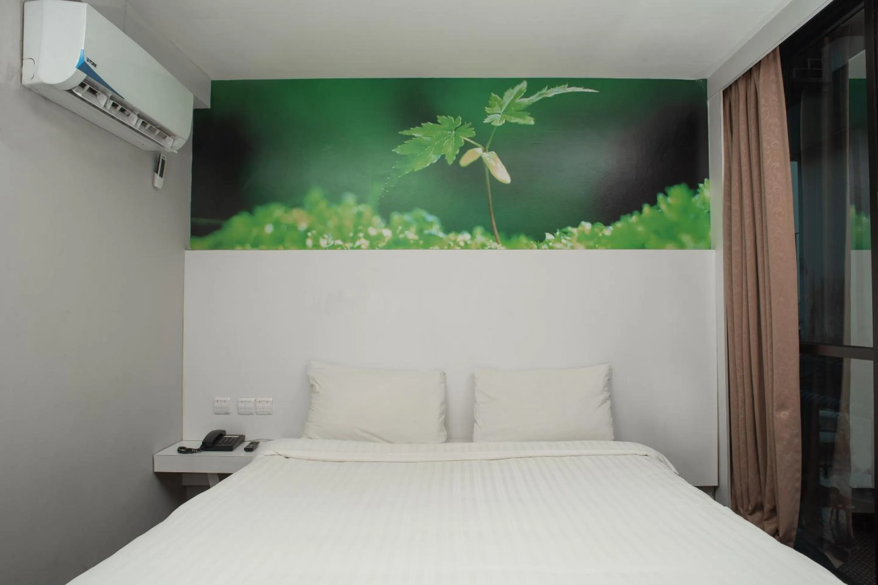 Bedroom in Capital O 90083 Riverfront Inn