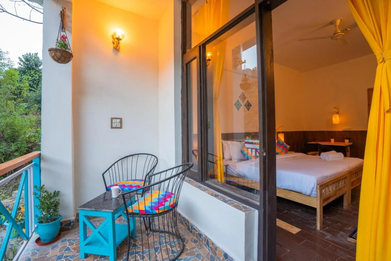 Bed in goSTOPS Dehradun, Maldevta