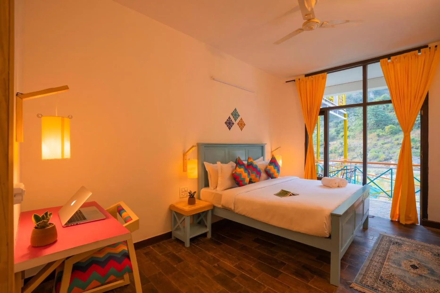 Bed in goSTOPS Dehradun, Maldevta