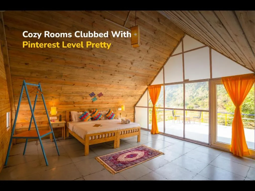 Bed in goSTOPS Dehradun, Maldevta