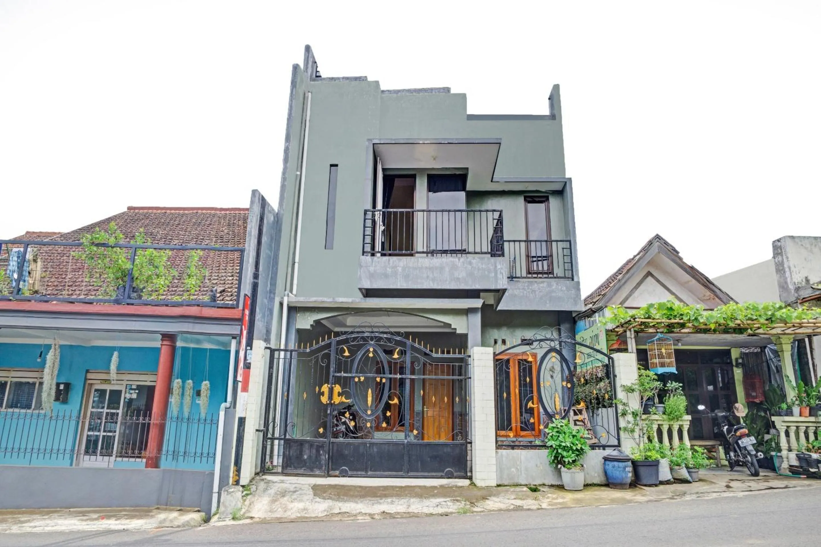Facade/entrance in OYO Life 90737 Losmen Aini Syariah