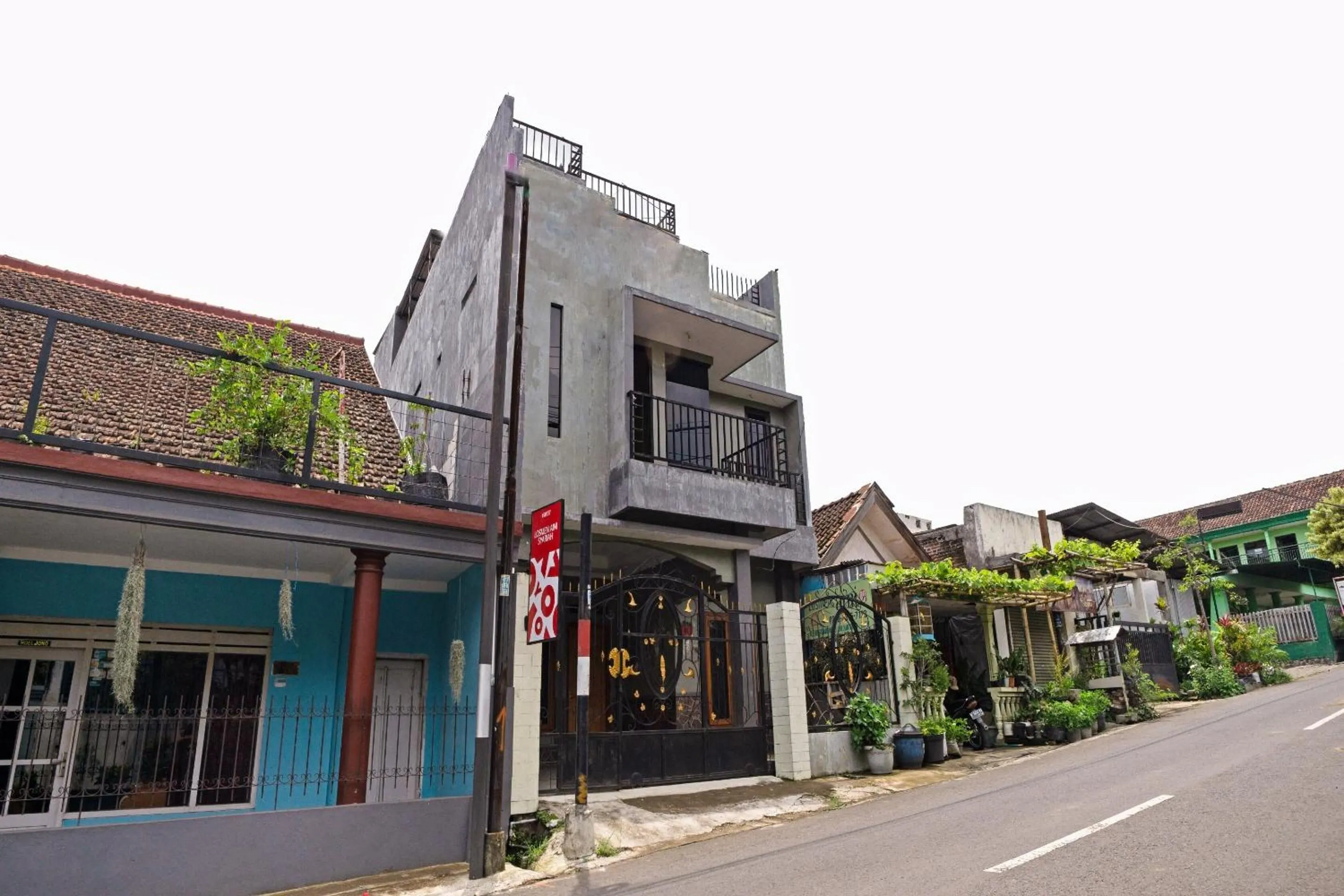 Facade/entrance in OYO Life 90737 Losmen Aini Syariah