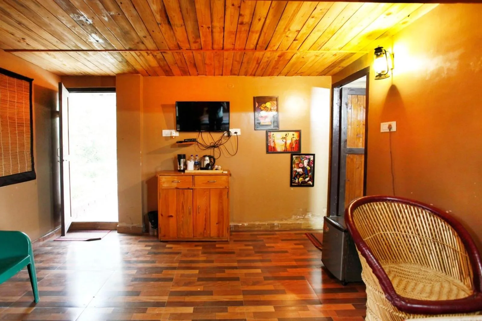 TV and multimedia in Vanasthali Jungle Resort Jim Corbett