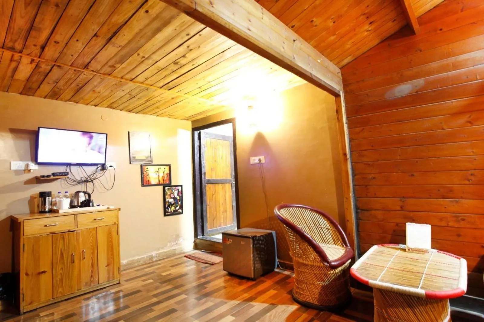 TV and multimedia in Vanasthali Jungle Resort Jim Corbett