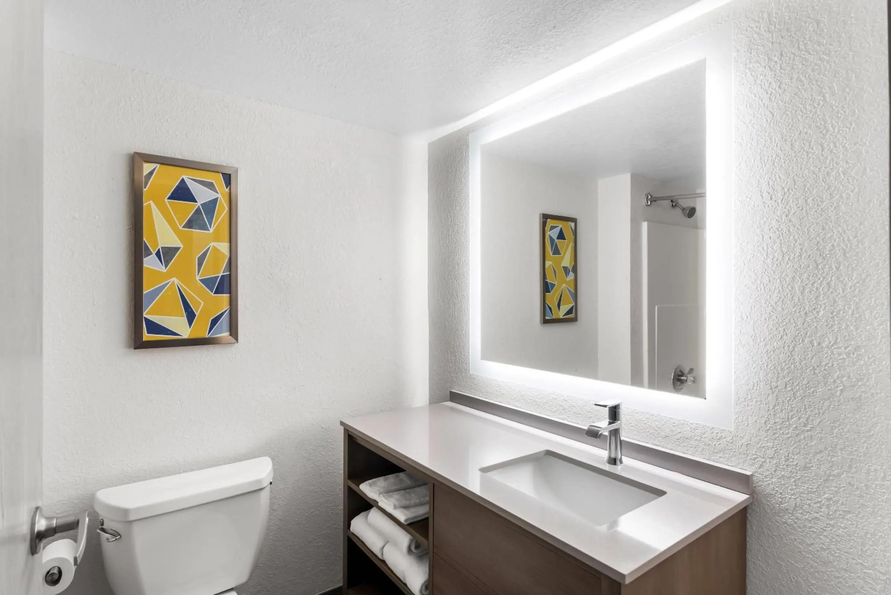 Bedroom in Comfort Suites Austin Airport