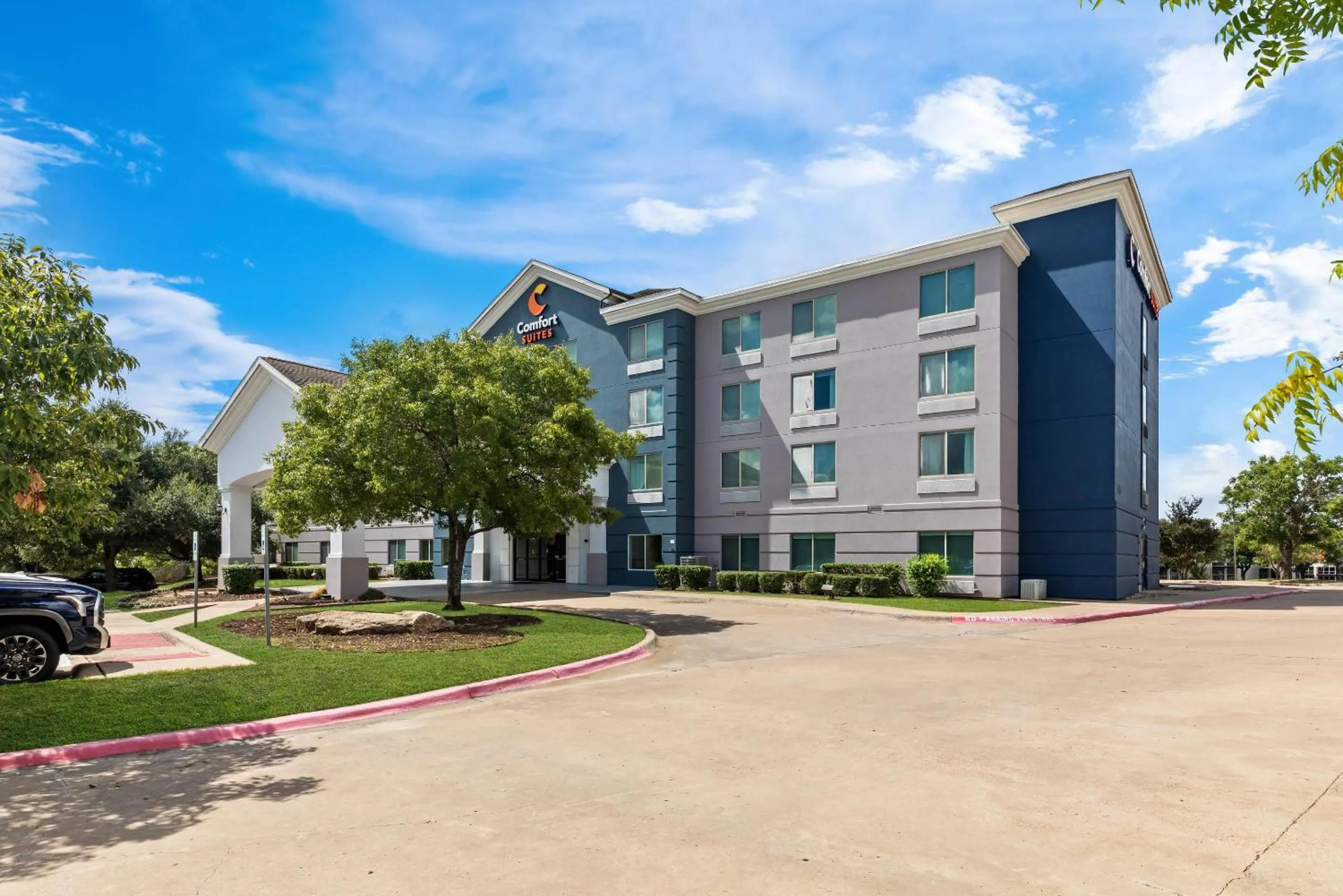 Property building in Comfort Suites Austin Airport