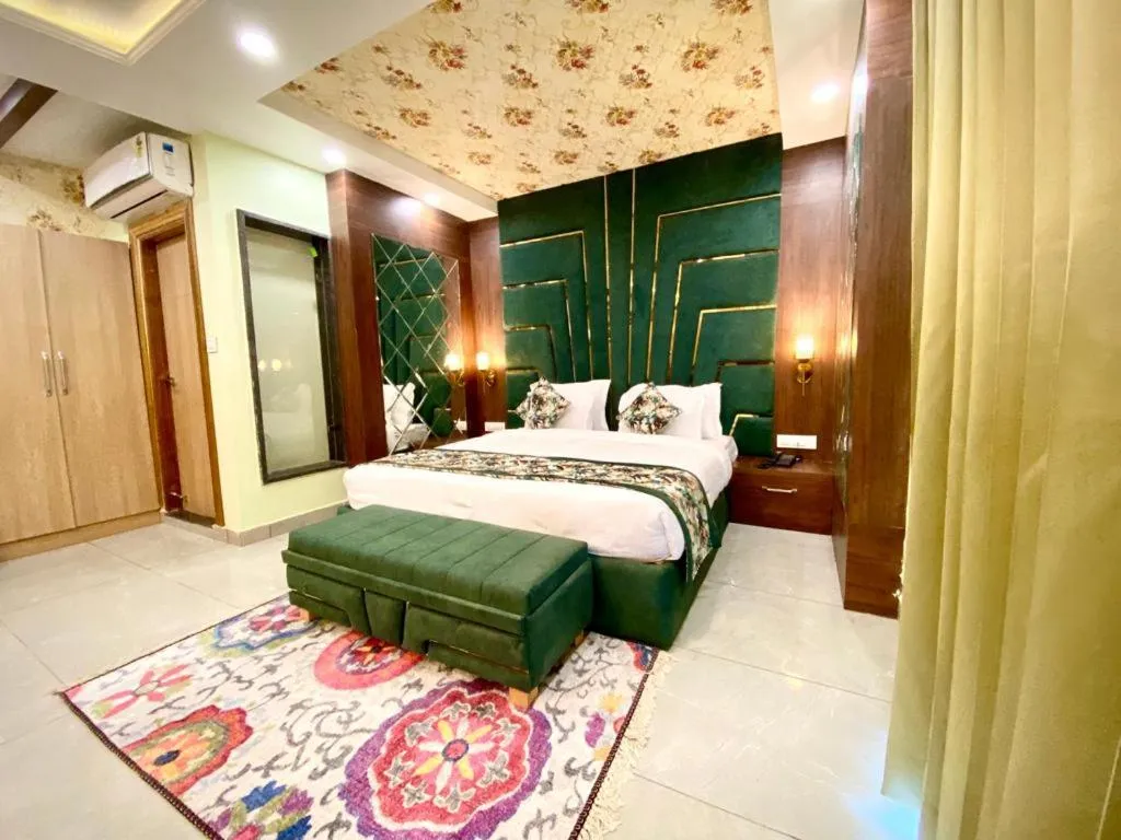 Bedroom, Bed in Hotel Woodville Inn - Hotel in Mcleodganj