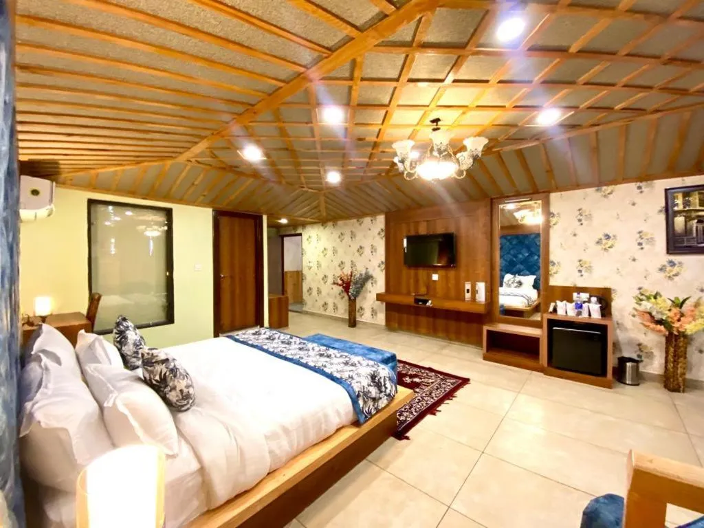 Bedroom, Bed in Hotel Woodville Inn - Hotel in Mcleodganj