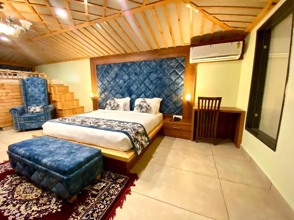 Bedroom, Bed in Hotel Woodville Inn - Hotel in Mcleodganj