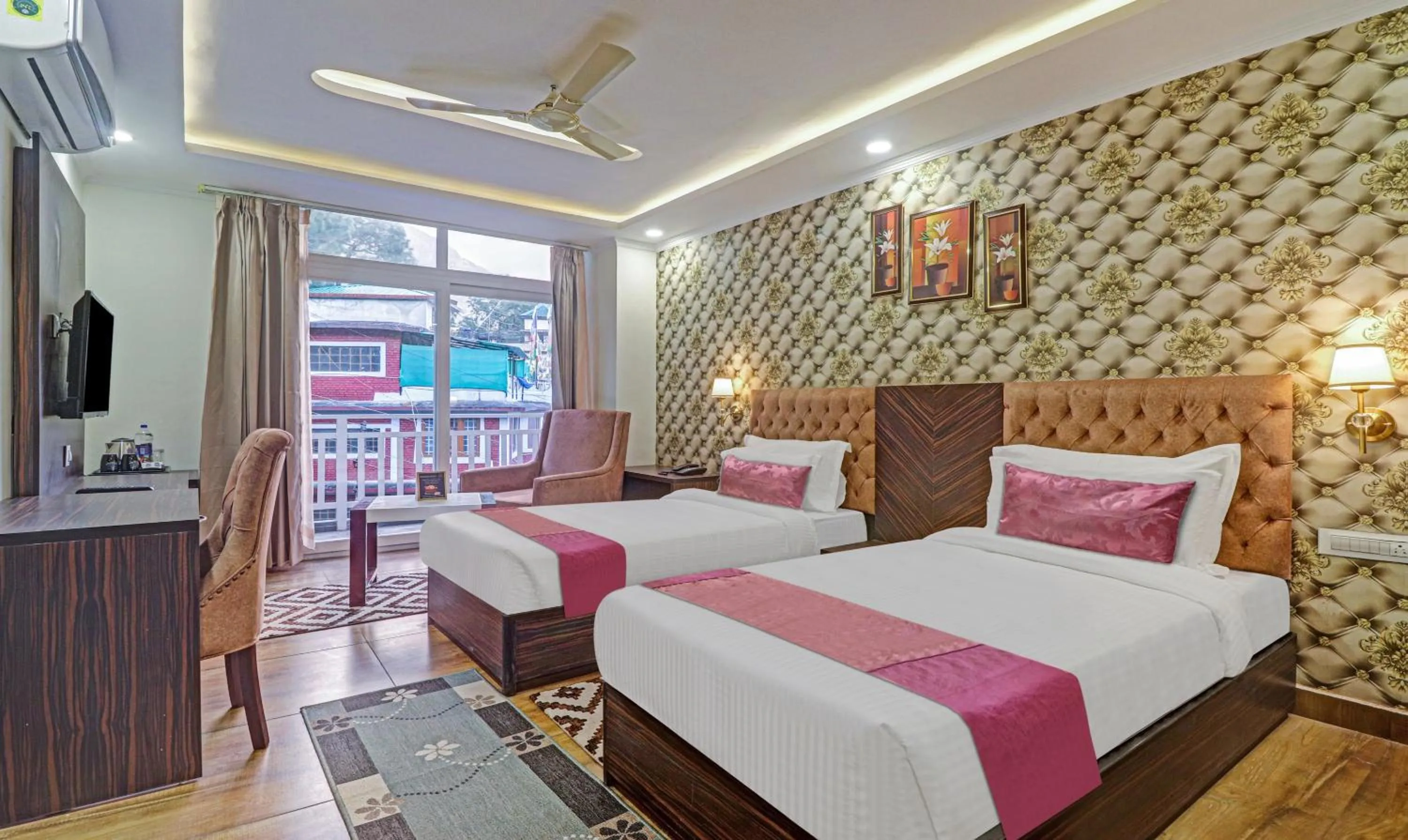 Bedroom, Bed in Hotel Woodville Inn - Hotel in Mcleodganj