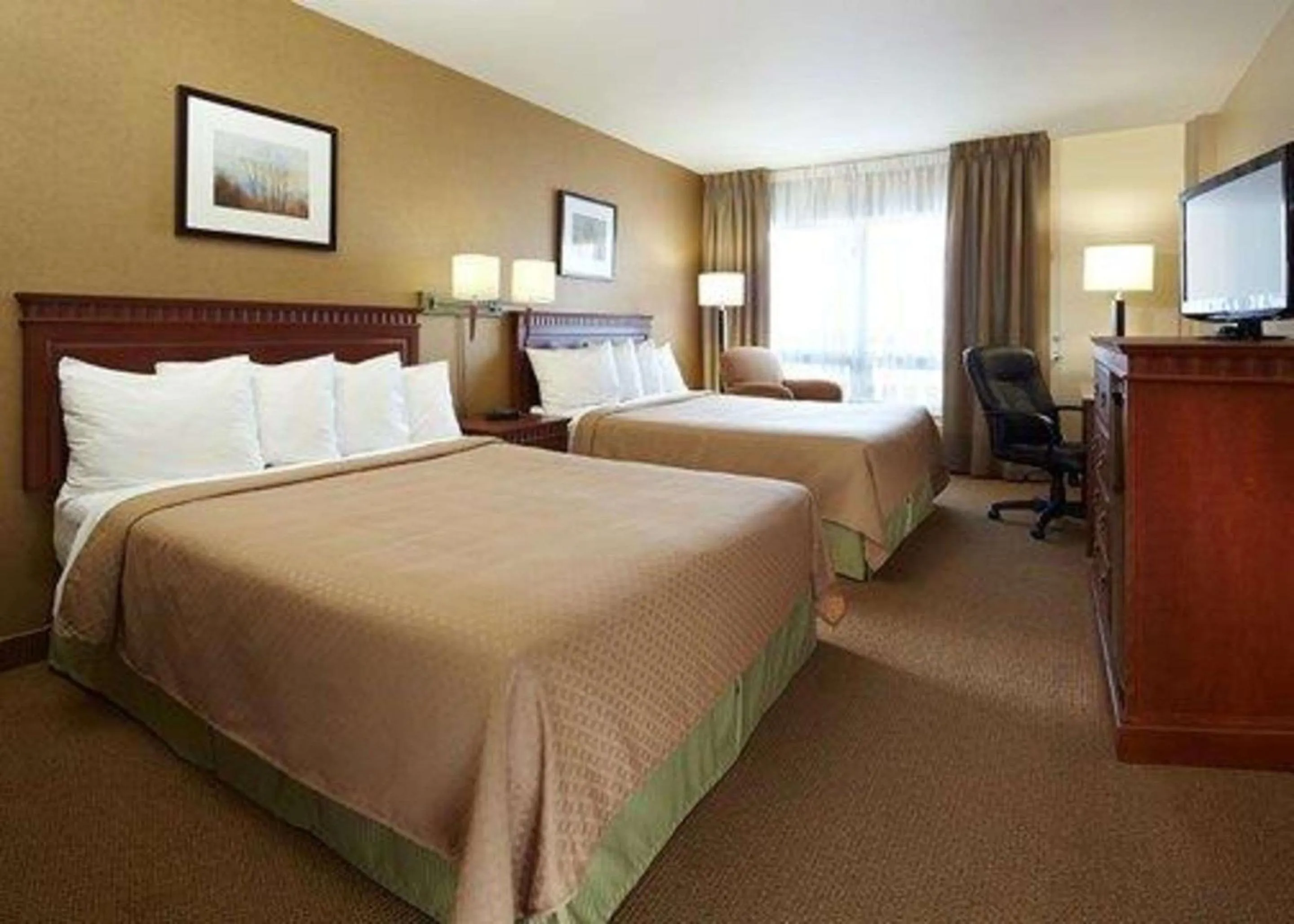 Bedroom, Bed in Quality Inn & Suites PE Trudeau Airport