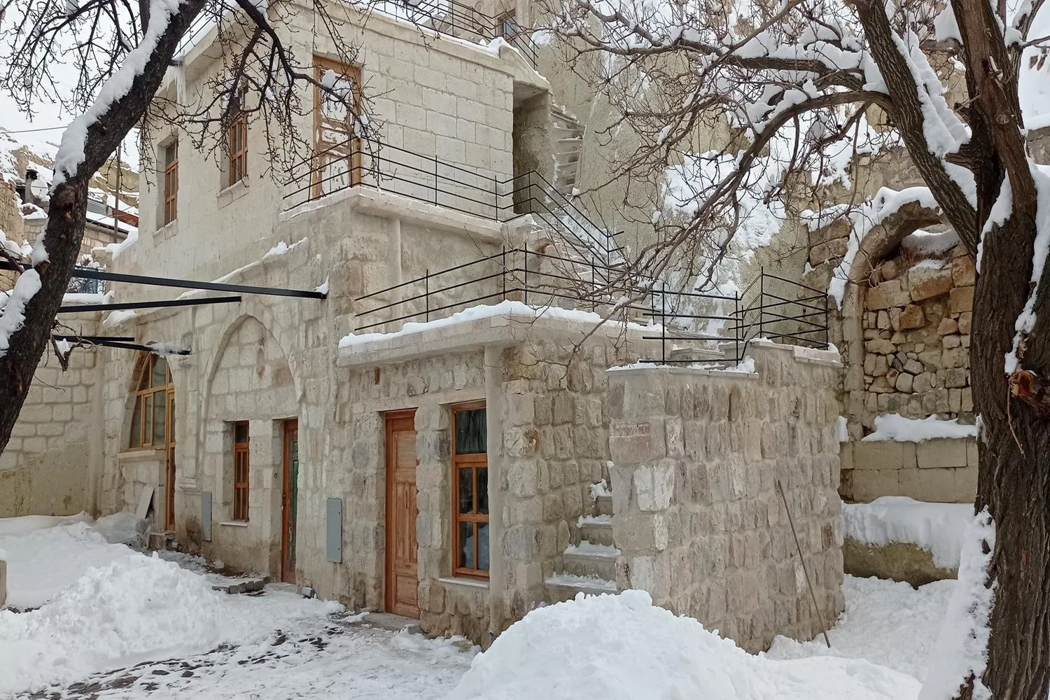 Property building in Junior Ottoman Cave