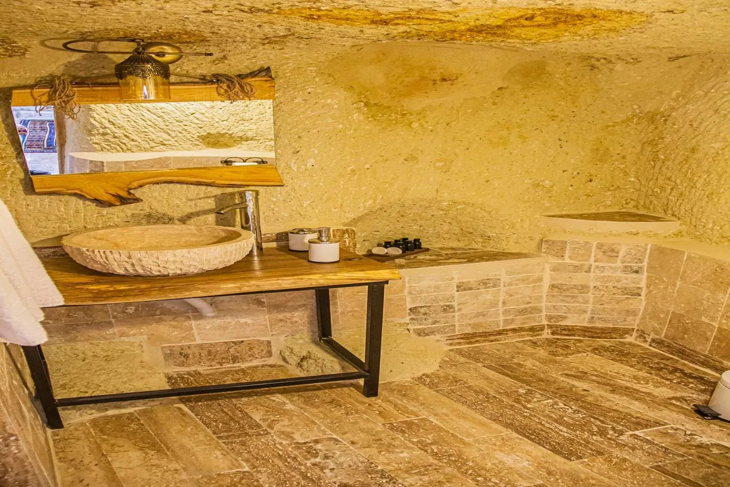 Bathroom in Junior Ottoman Cave