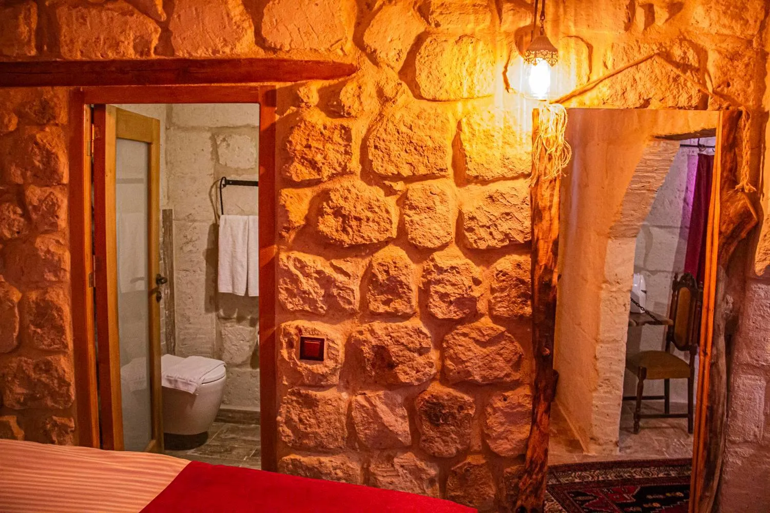 Shower, Bed in Junior Ottoman Cave