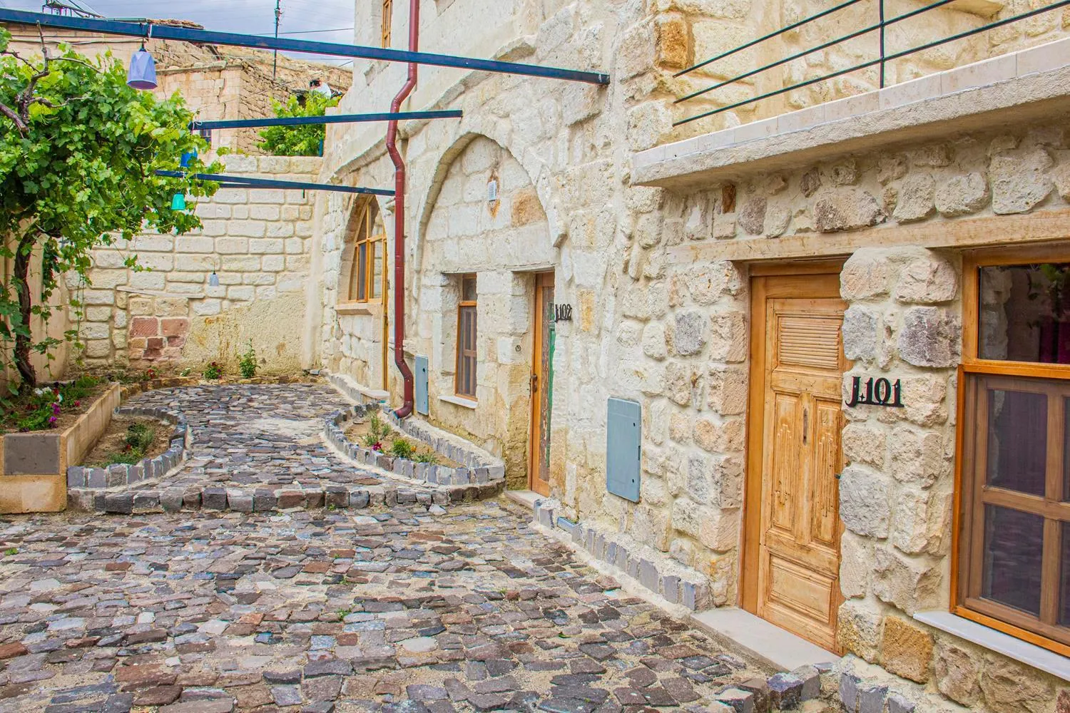 Property building in Junior Ottoman Cave