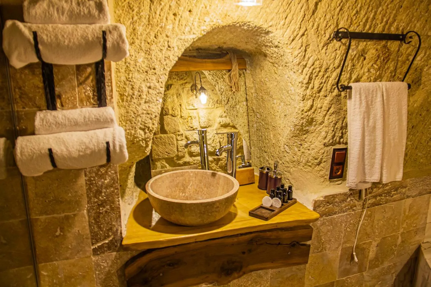 Bathroom in Junior Ottoman Cave