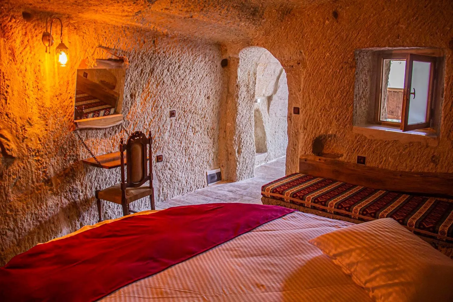 Photo of the whole room, Bed in Junior Ottoman Cave