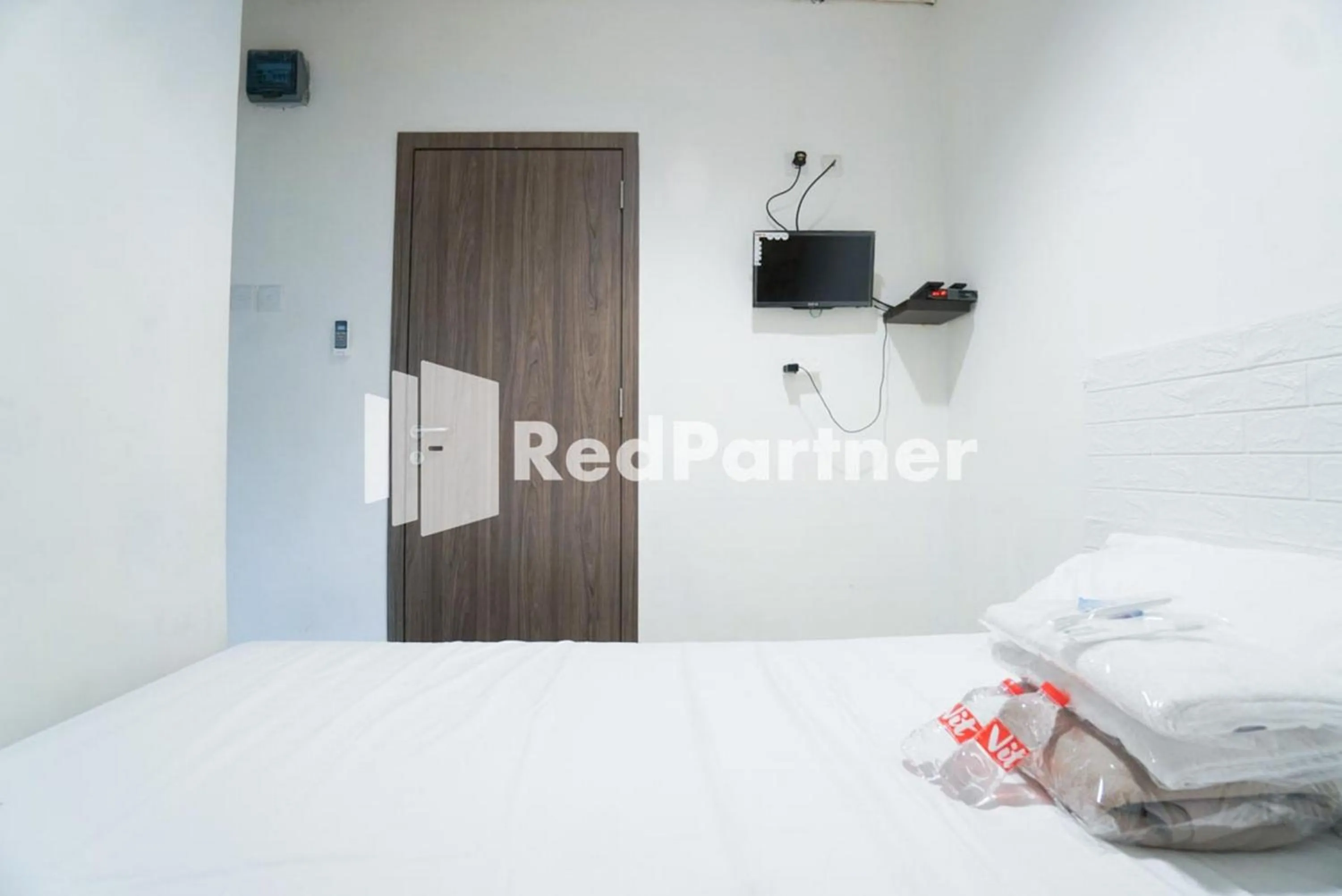 Bedroom, Bed in Eascot Hotel Mitra RedDoorz