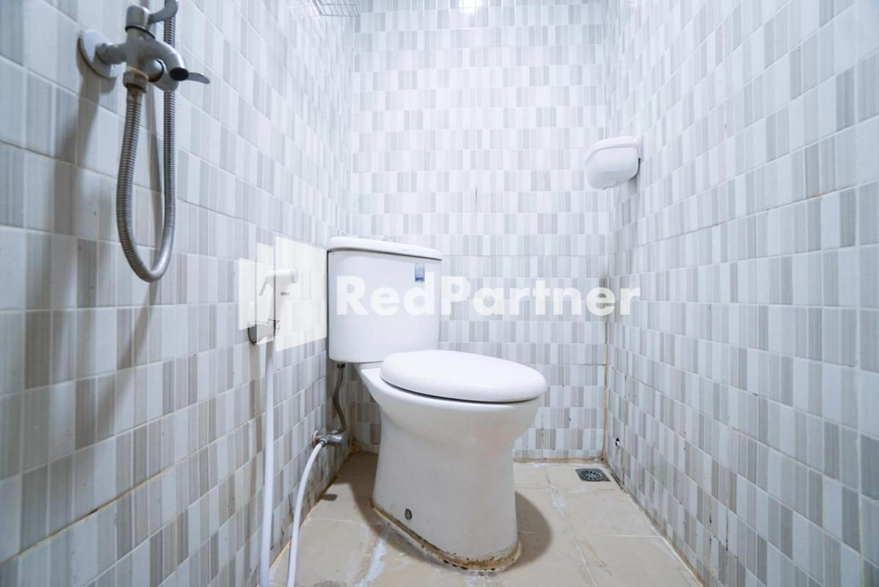 Bathroom in Eascot Hotel Mitra RedDoorz