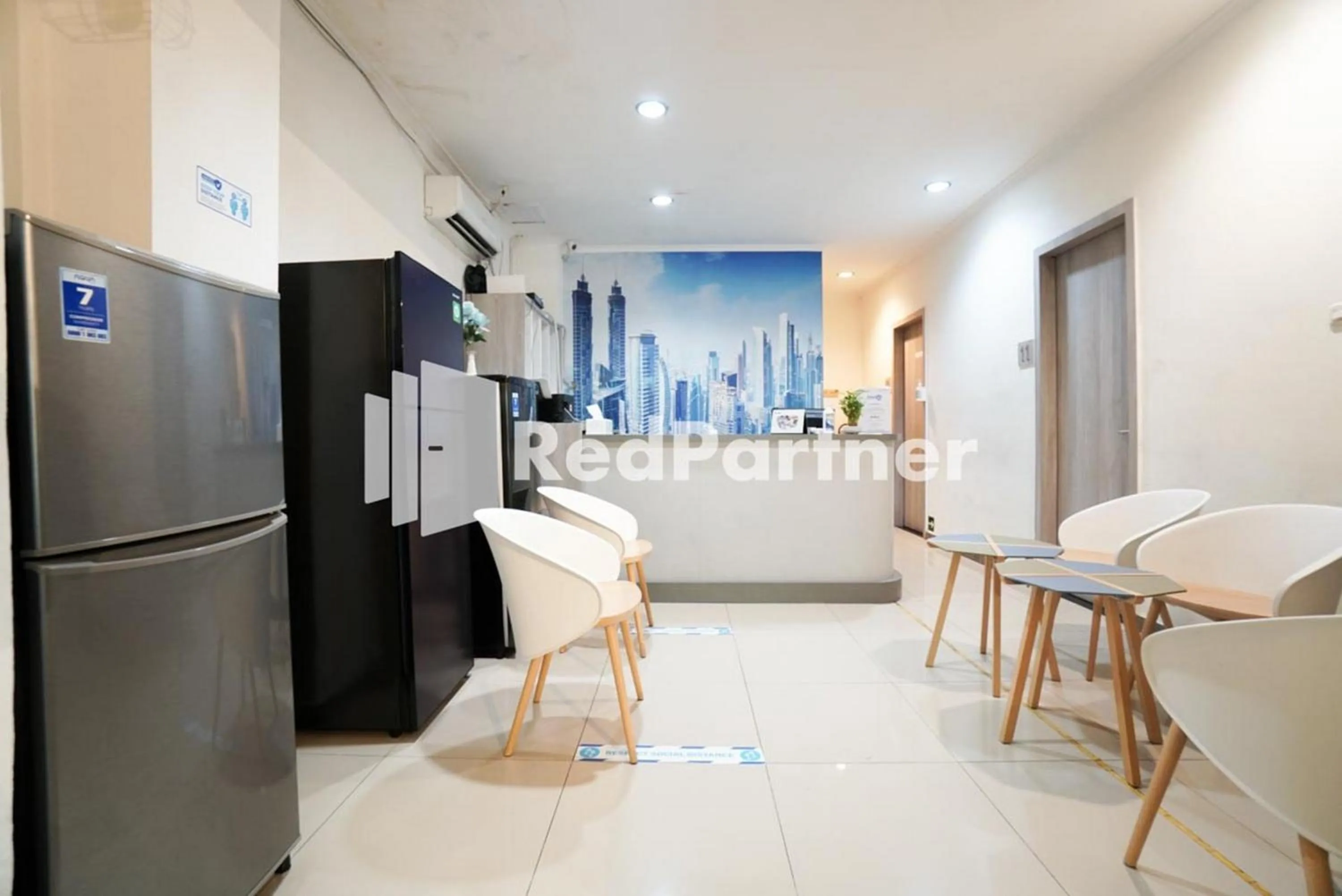 Lobby or reception in Eascot Hotel Mitra RedDoorz