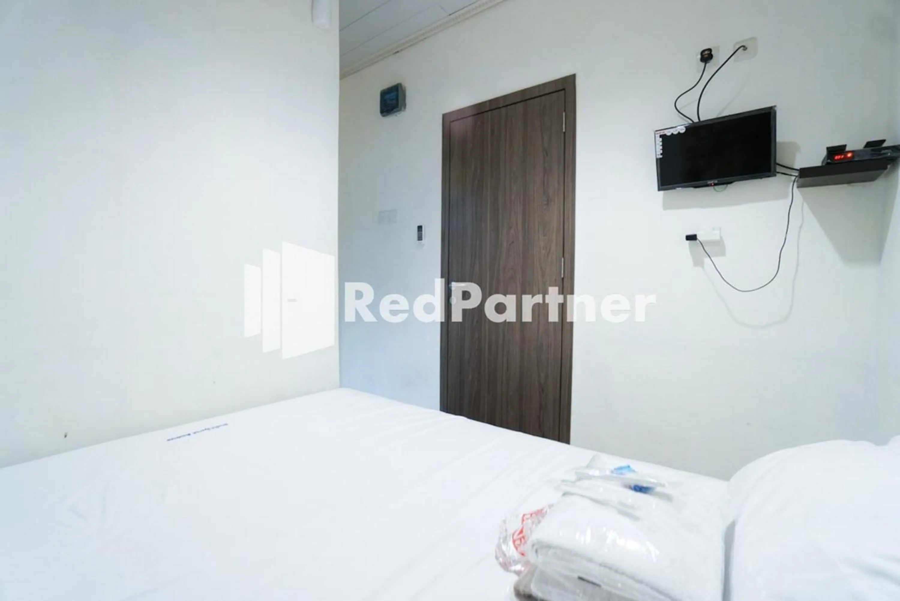 Bedroom, Bed in Eascot Hotel Mitra RedDoorz