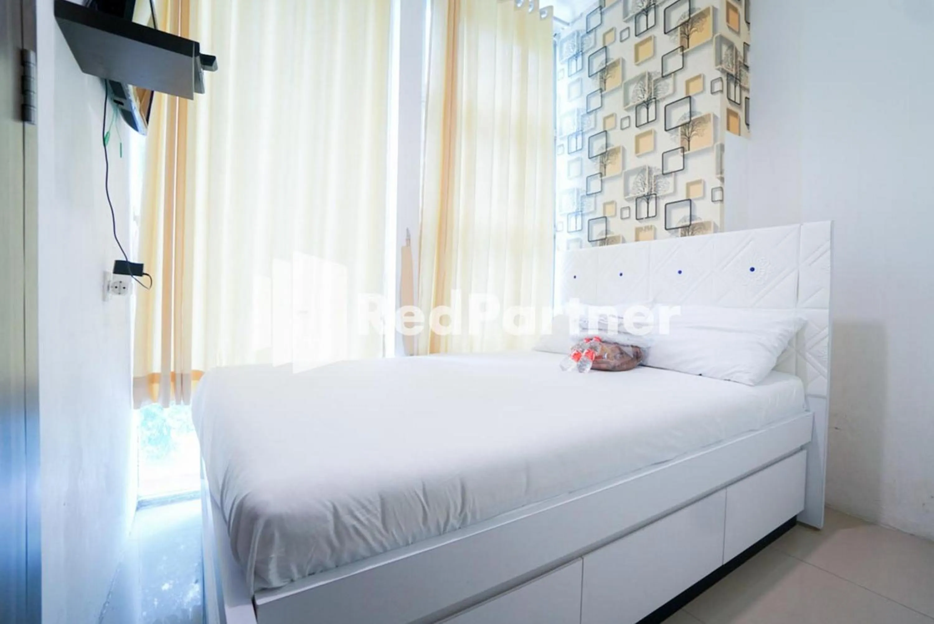 Bedroom, Bed in Eascot Hotel Mitra RedDoorz