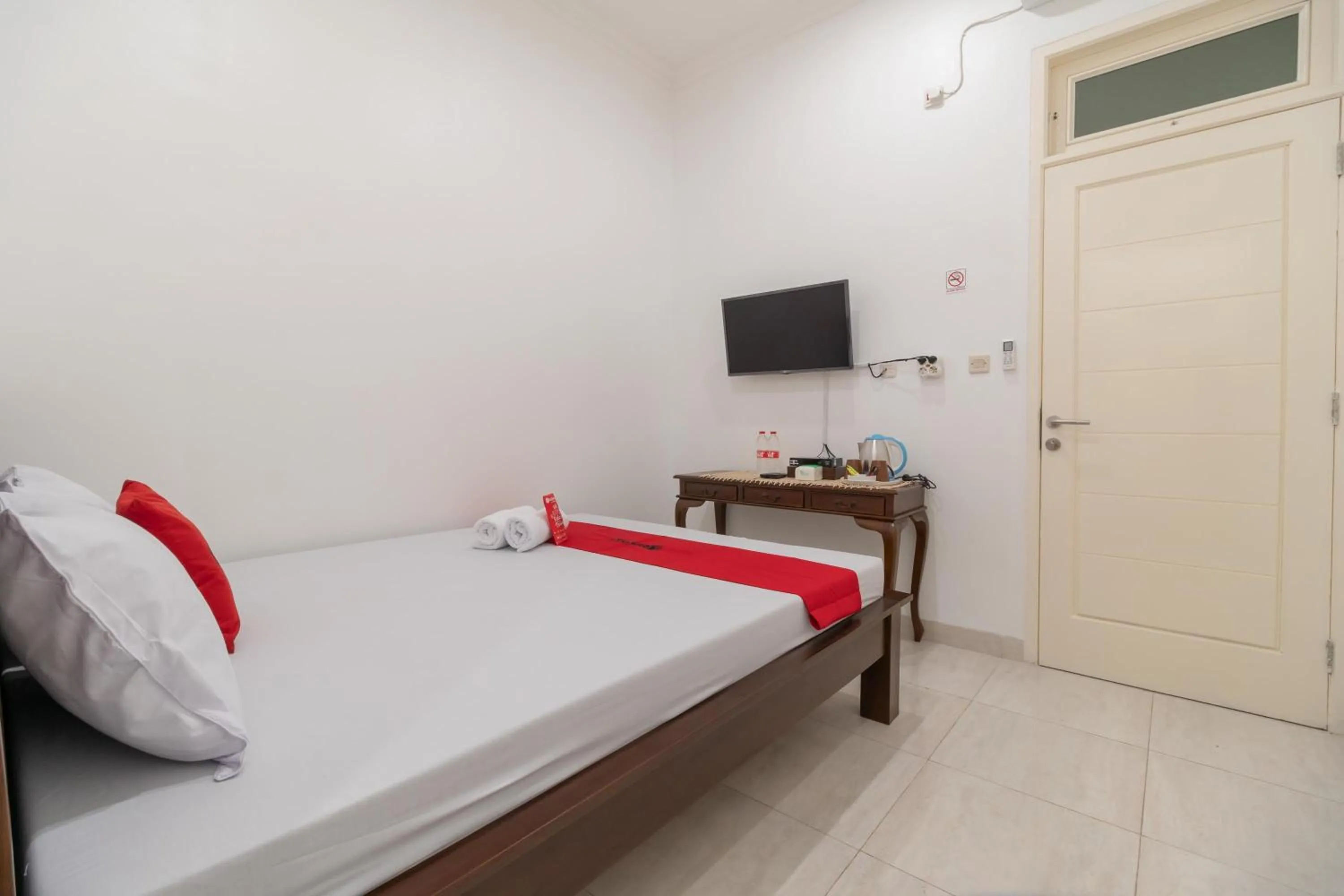 Bed in RedDoorz Syariah near Summarecon Mall Bekasi