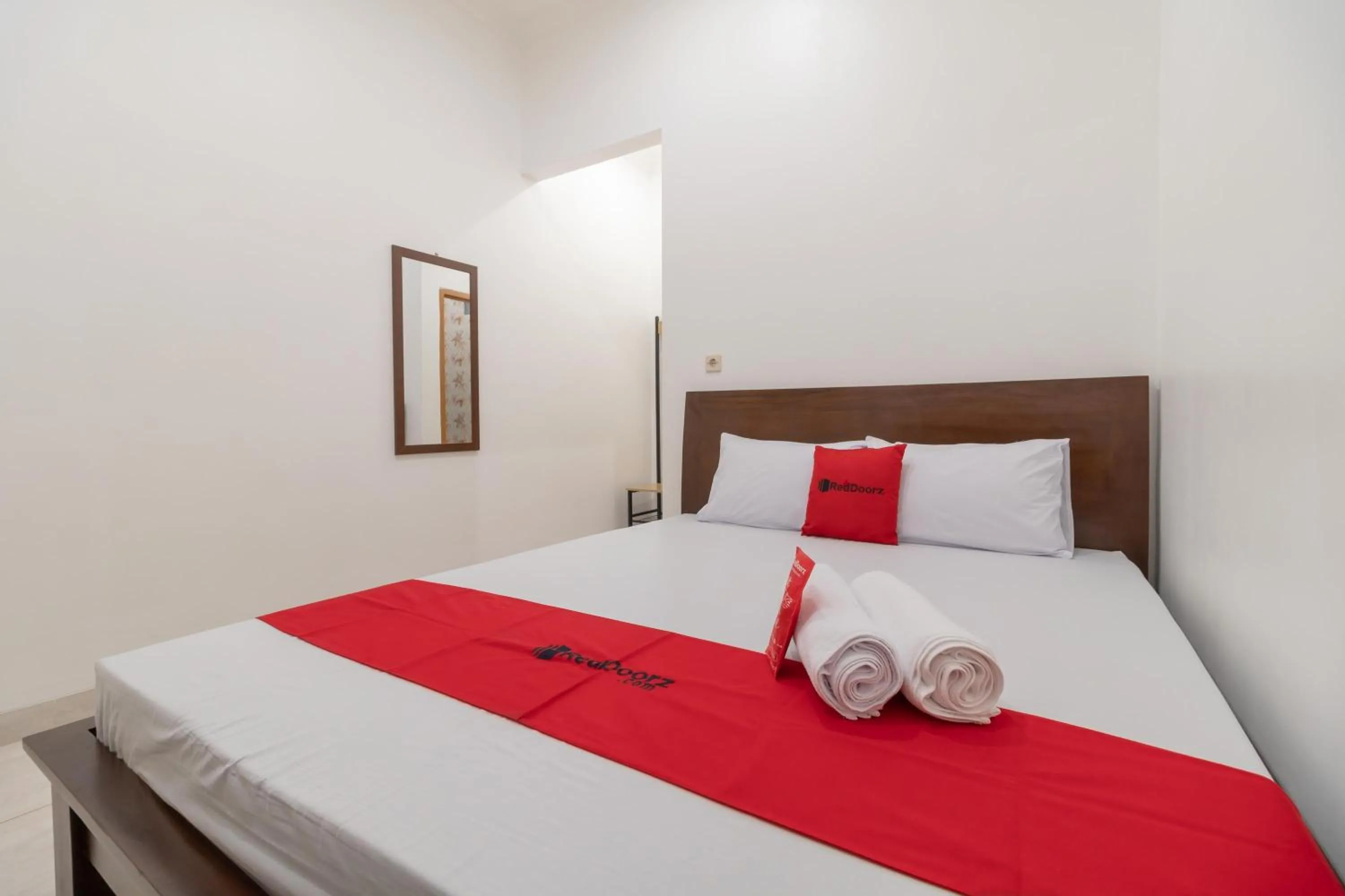 Bed in RedDoorz Syariah near Summarecon Mall Bekasi