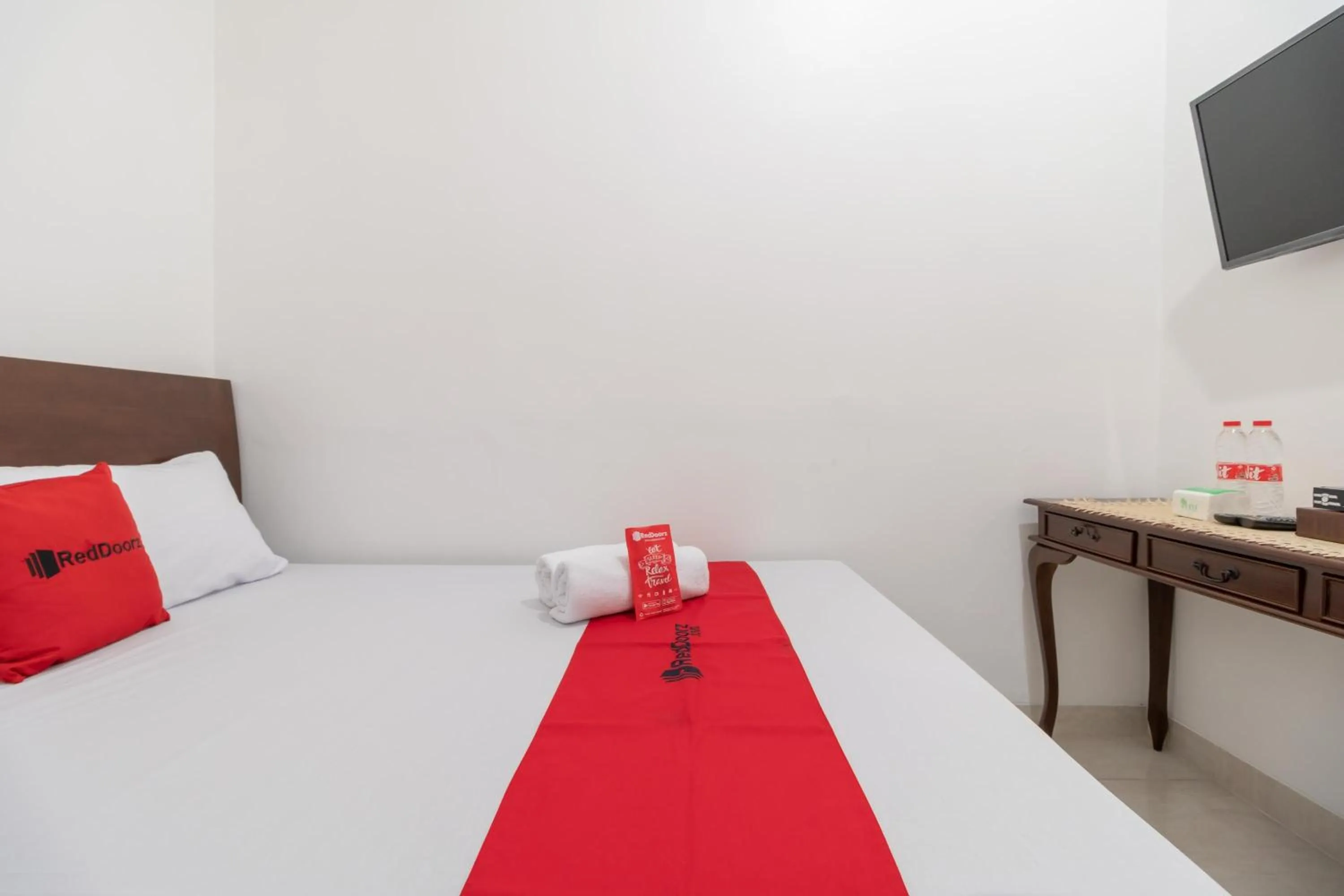 Bed in RedDoorz Syariah near Summarecon Mall Bekasi