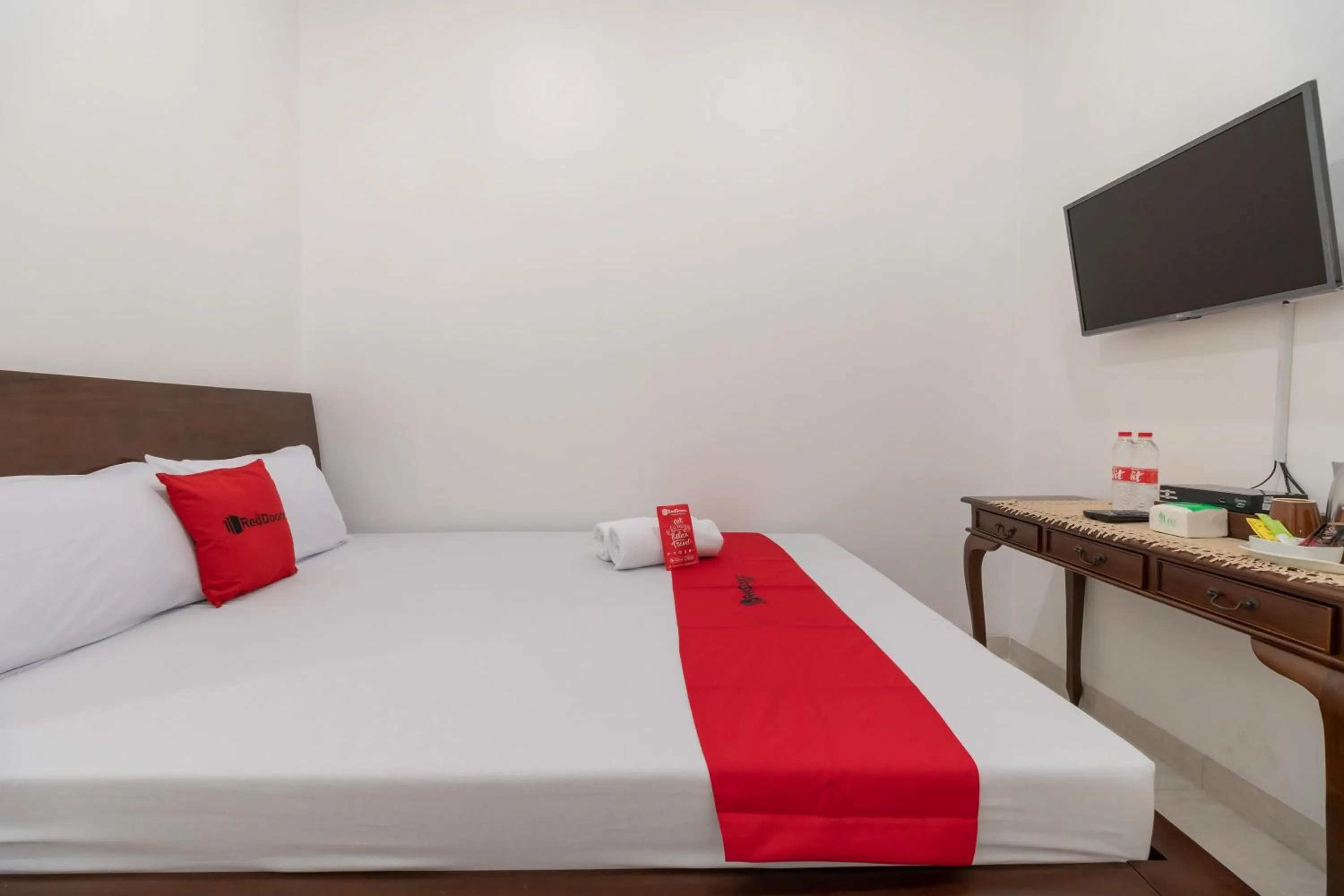 Bed in RedDoorz Syariah near Summarecon Mall Bekasi