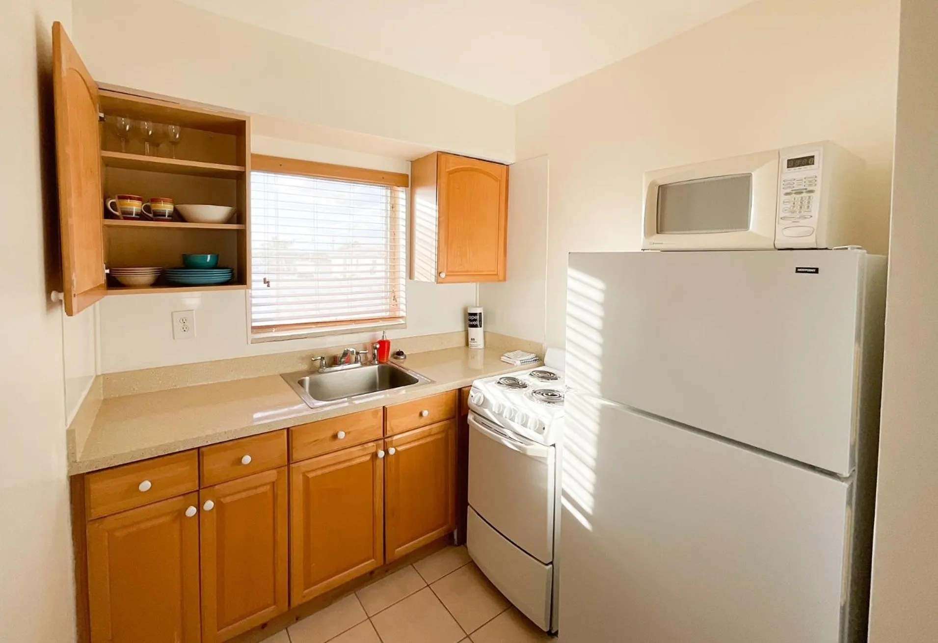Communal kitchen in Tropic Isle Hotel & Apartment