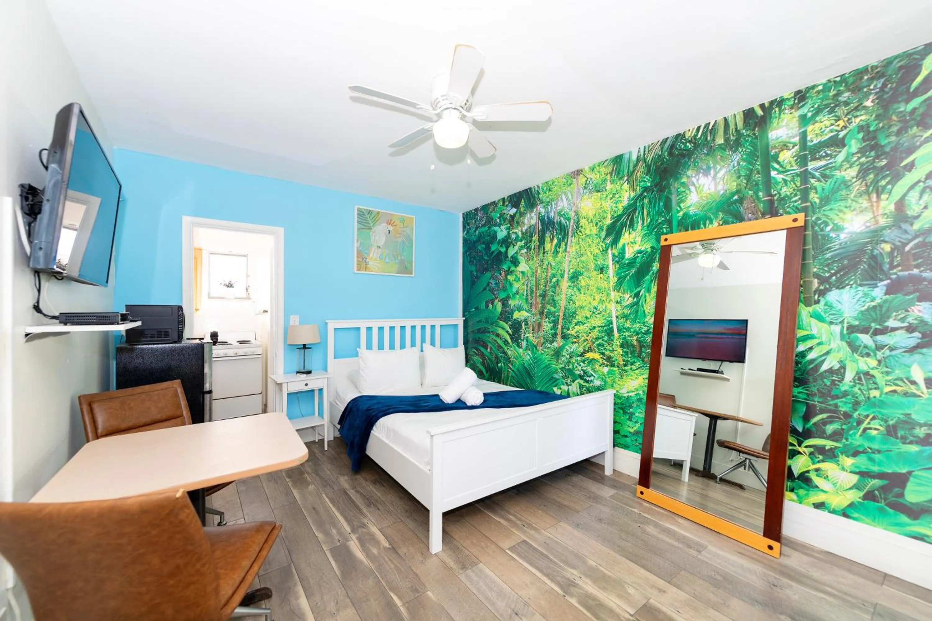 Bedroom, Bed in Tropic Isle Hotel & Apartment