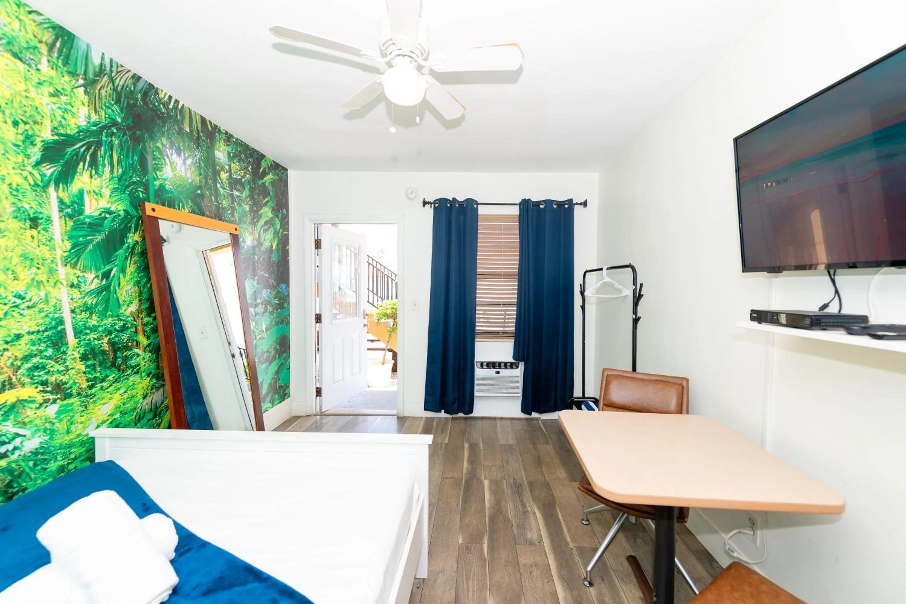 Bedroom, Bed in Tropic Isle Hotel & Apartment