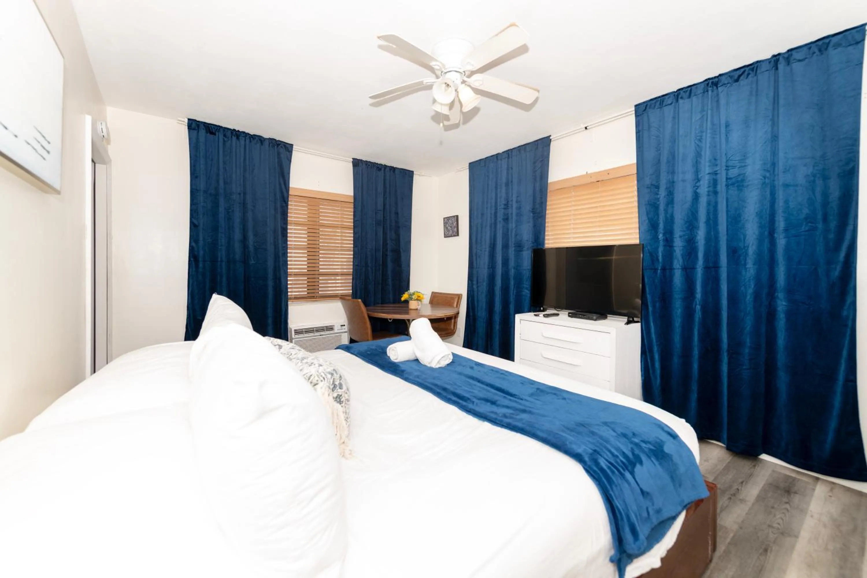 Bedroom, Bed in Tropic Isle Hotel & Apartment