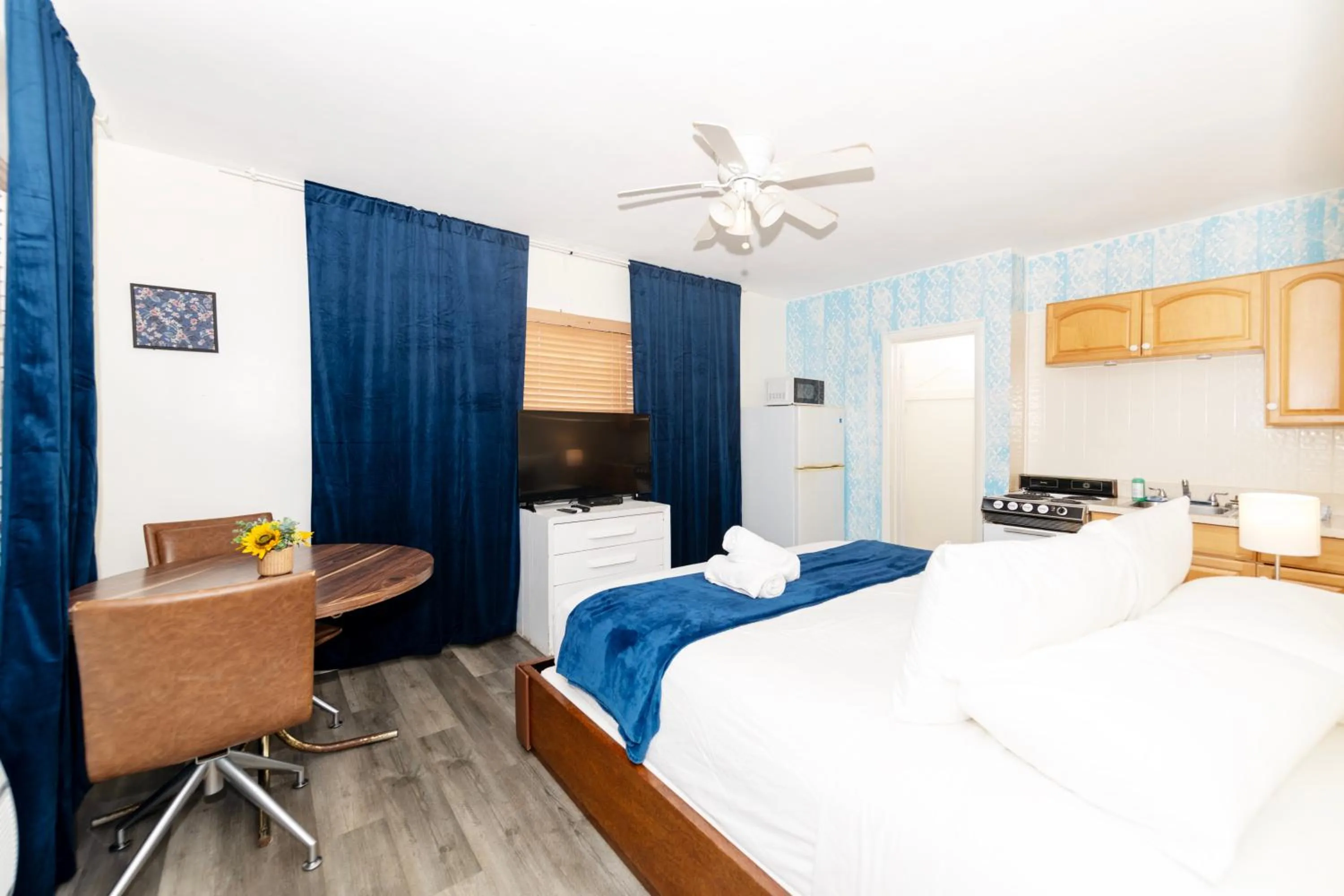 Bedroom, Bed in Tropic Isle Hotel & Apartment