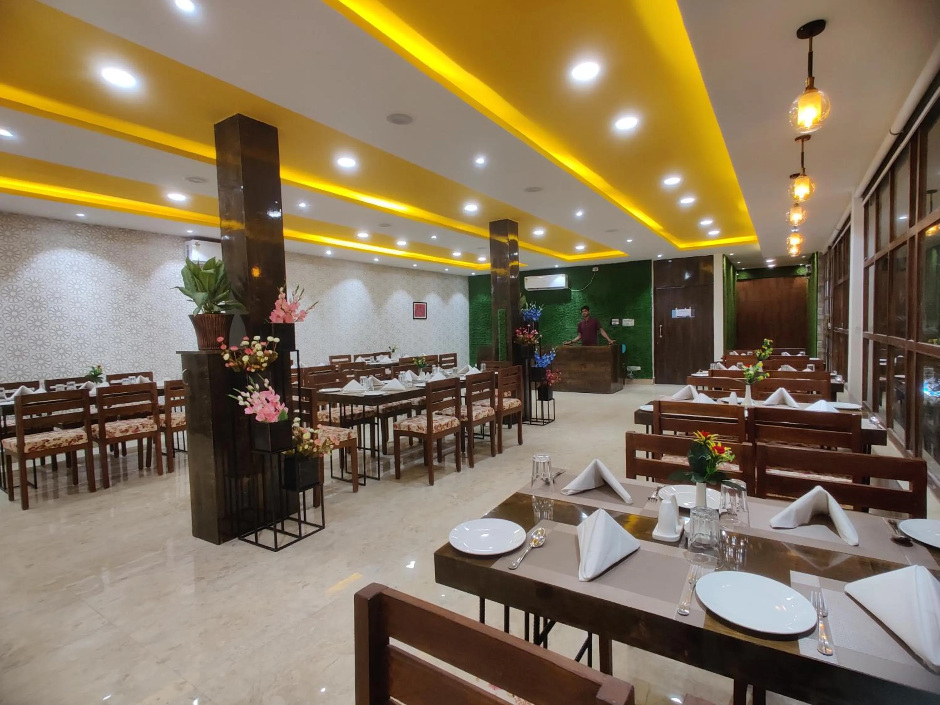 Restaurant/places to eat in Hotel Aurelia Pearl
