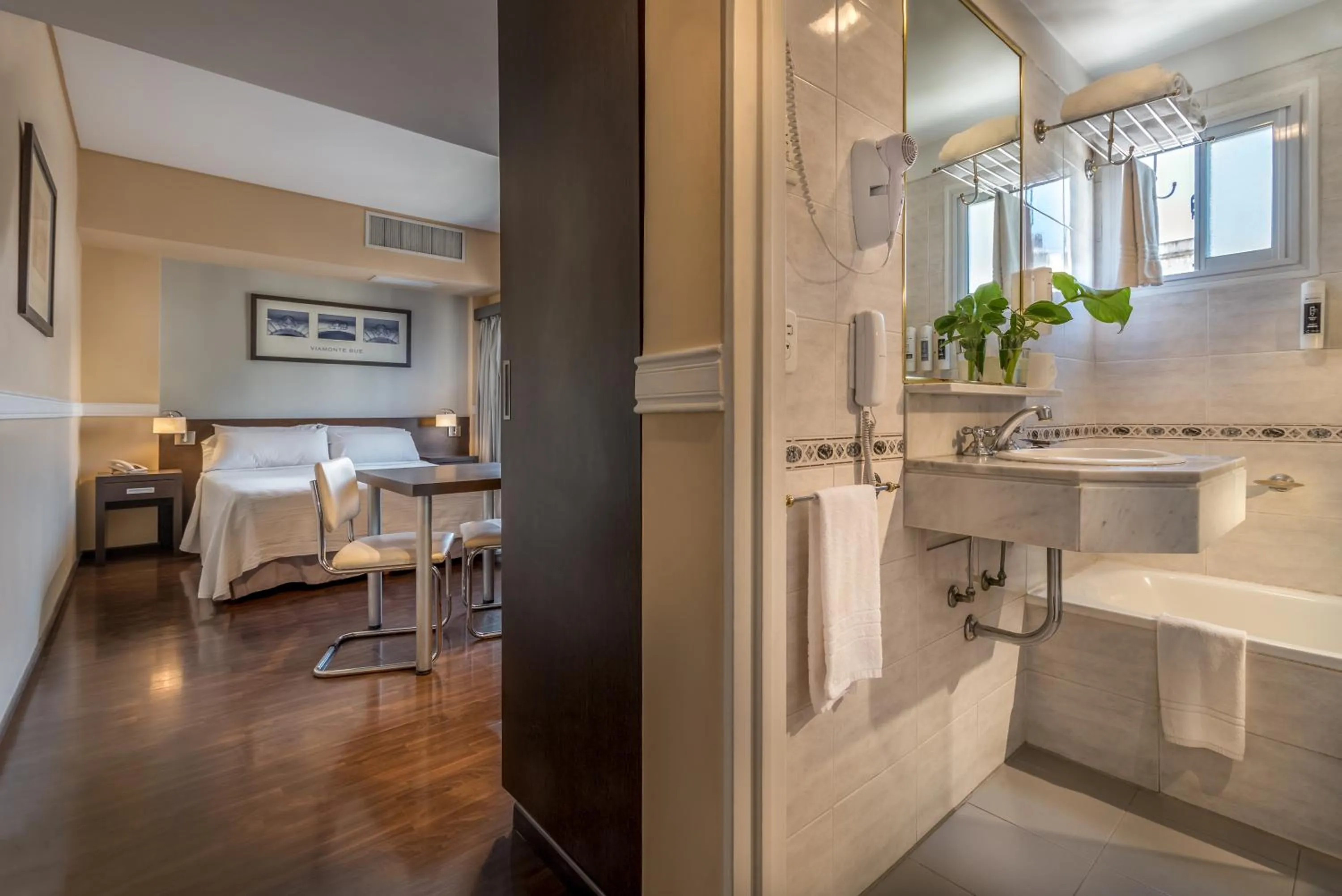 Photo of the whole room in Up Viamonte Hotel