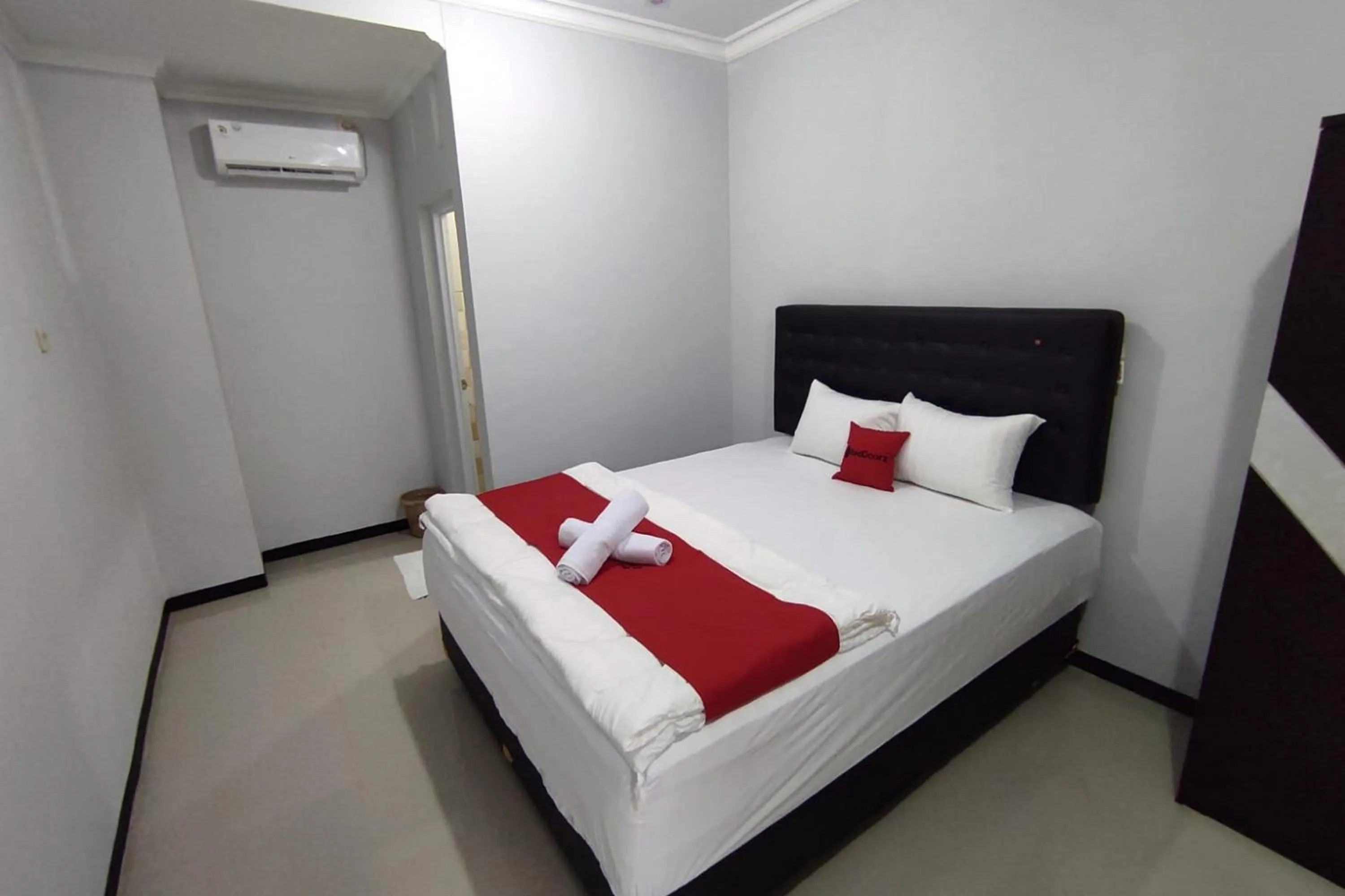 Bed in RedDoorz Syariah near Alun Alun Purwokerto 2