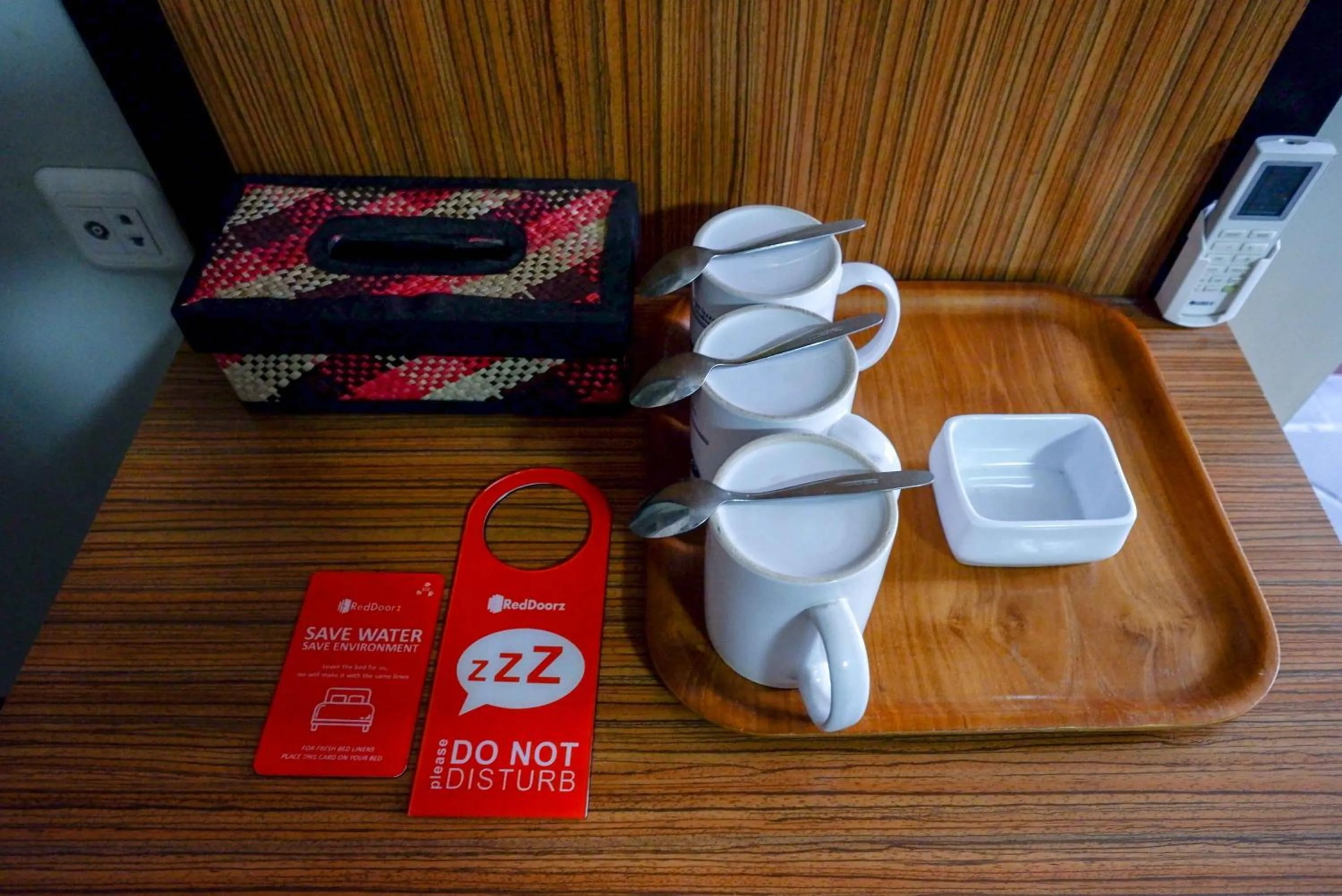 Coffee/tea facilities in RedDoorz Plus near Amplaz Yogyakarta